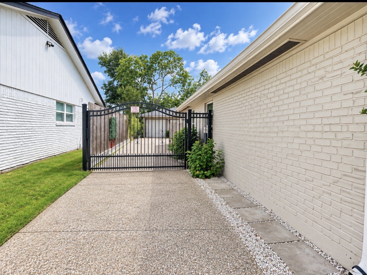 10303 Greenwillow Street Property Photo 3