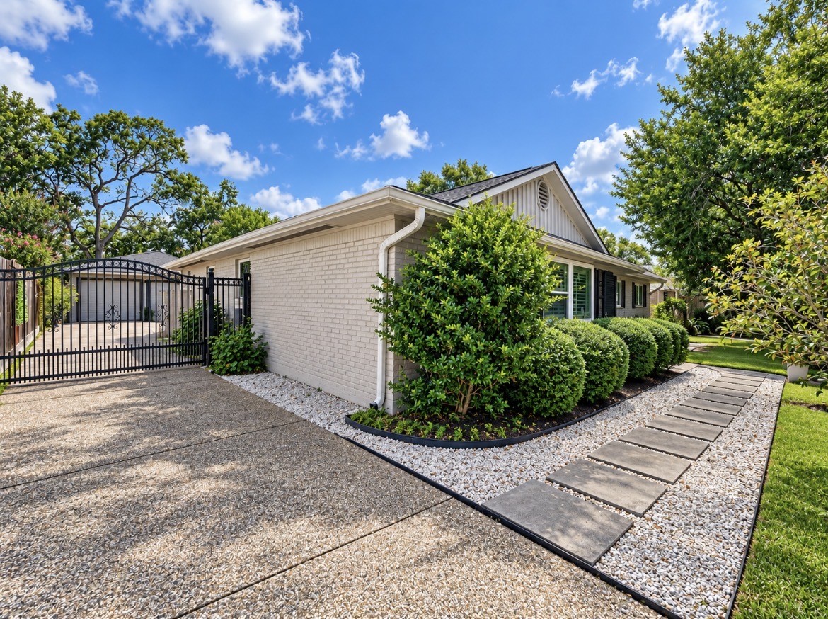 10303 Greenwillow Street Property Photo 4