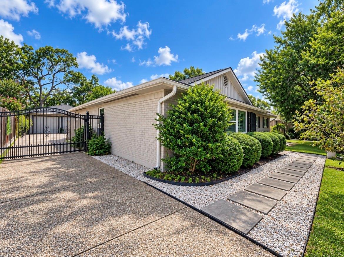 10303 Greenwillow Street Property Photo 5