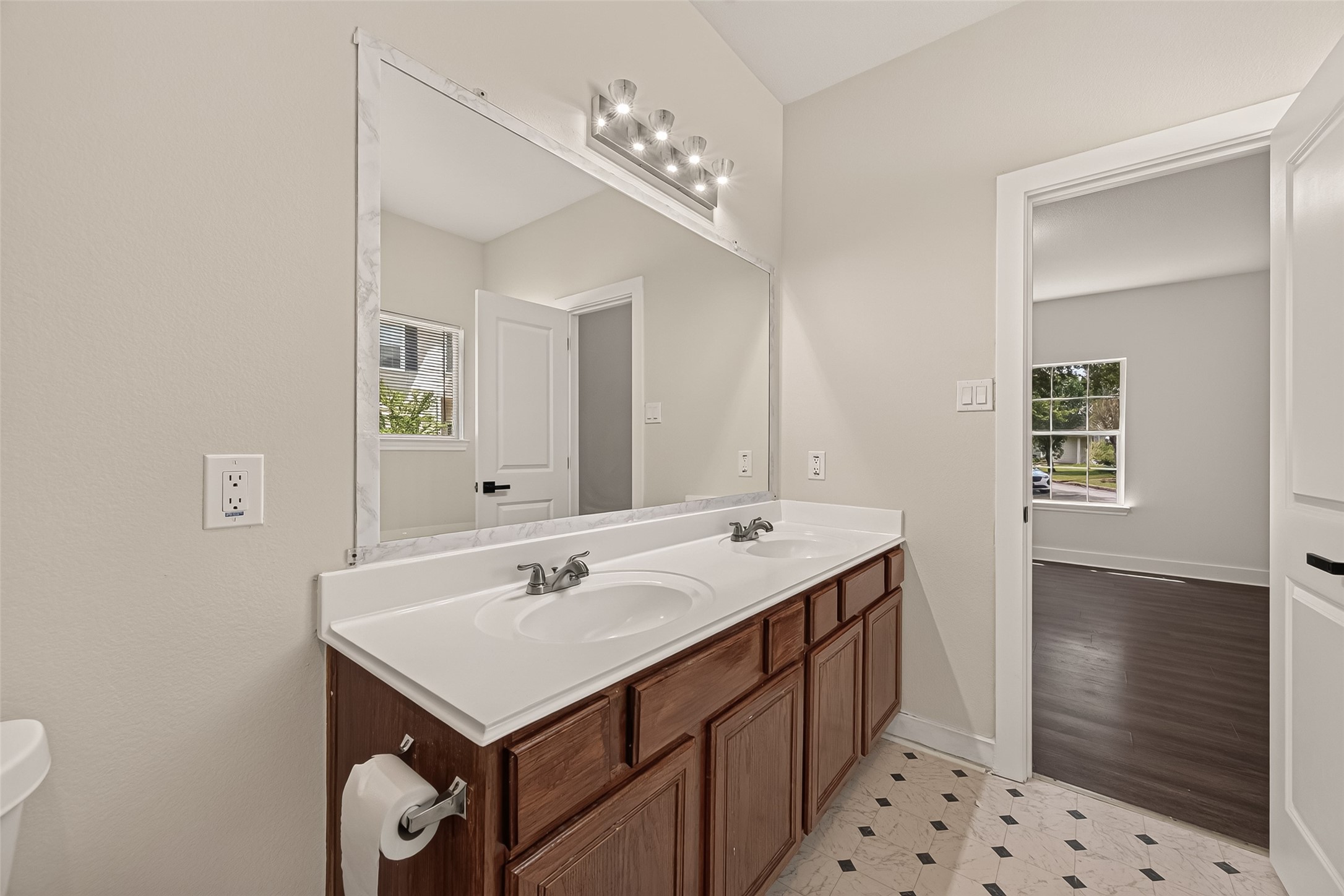 11812 Chanteloup Drive Property Photo 22