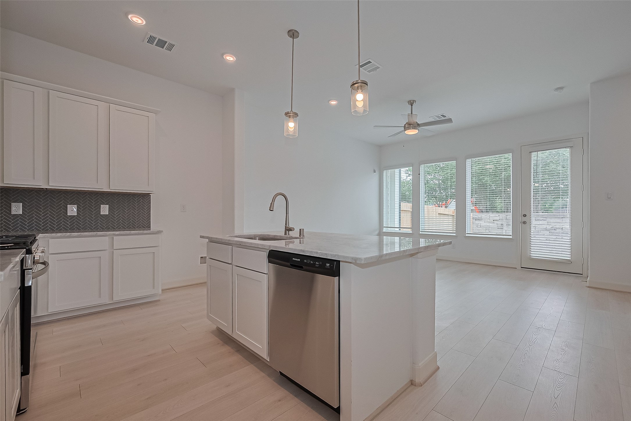 1609 Regents Gate Property Photo 9