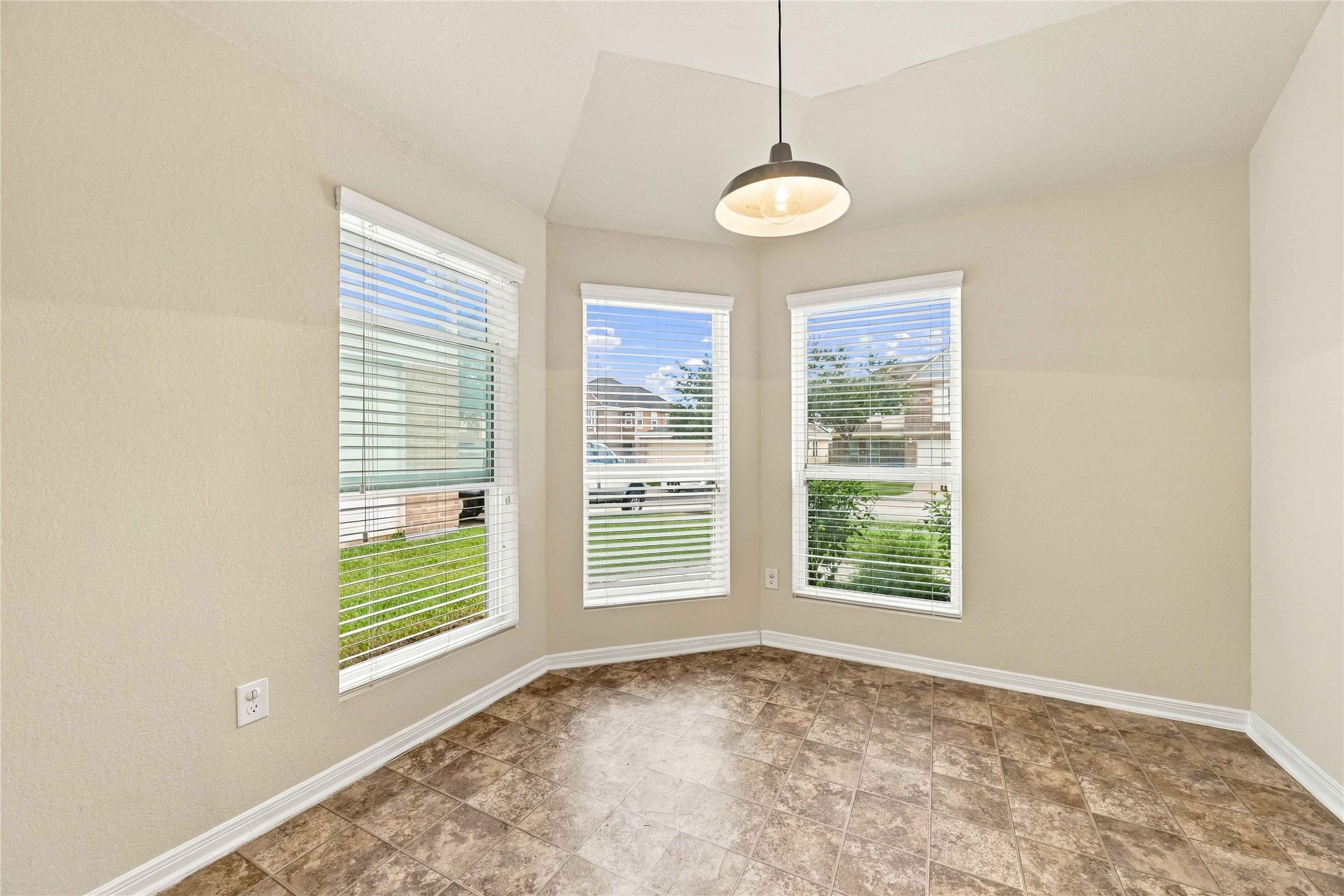 7402 Fox Cove Trail Property Photo 8