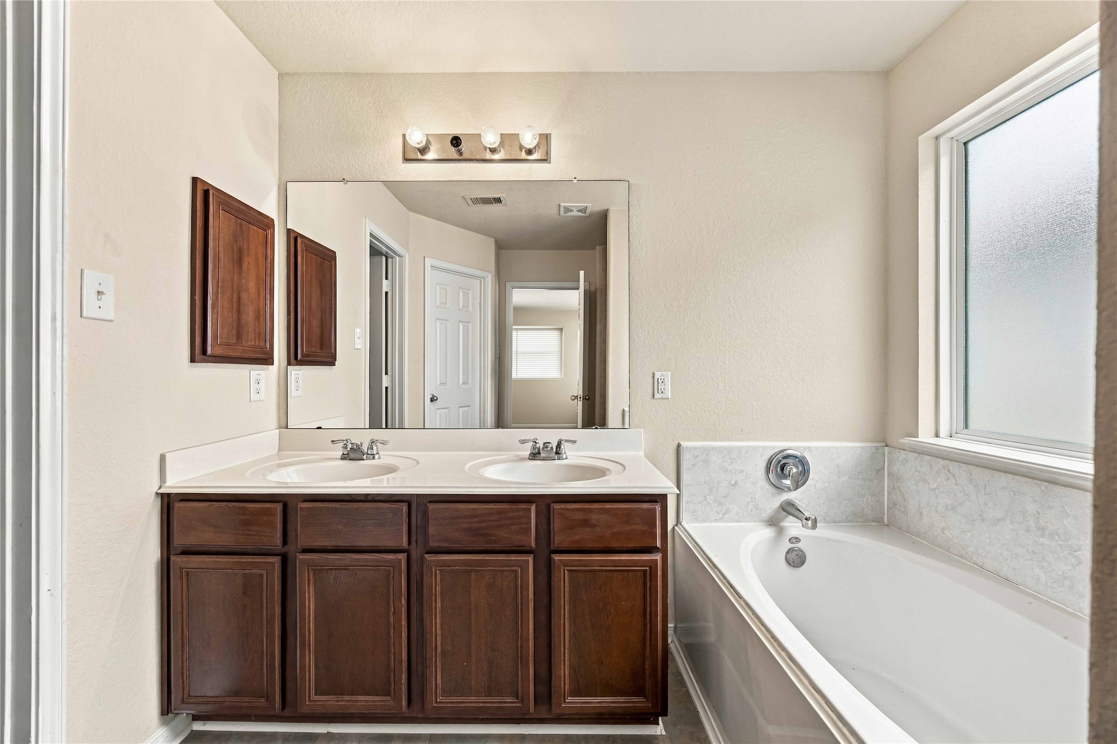 7402 Fox Cove Trail Property Photo 20
