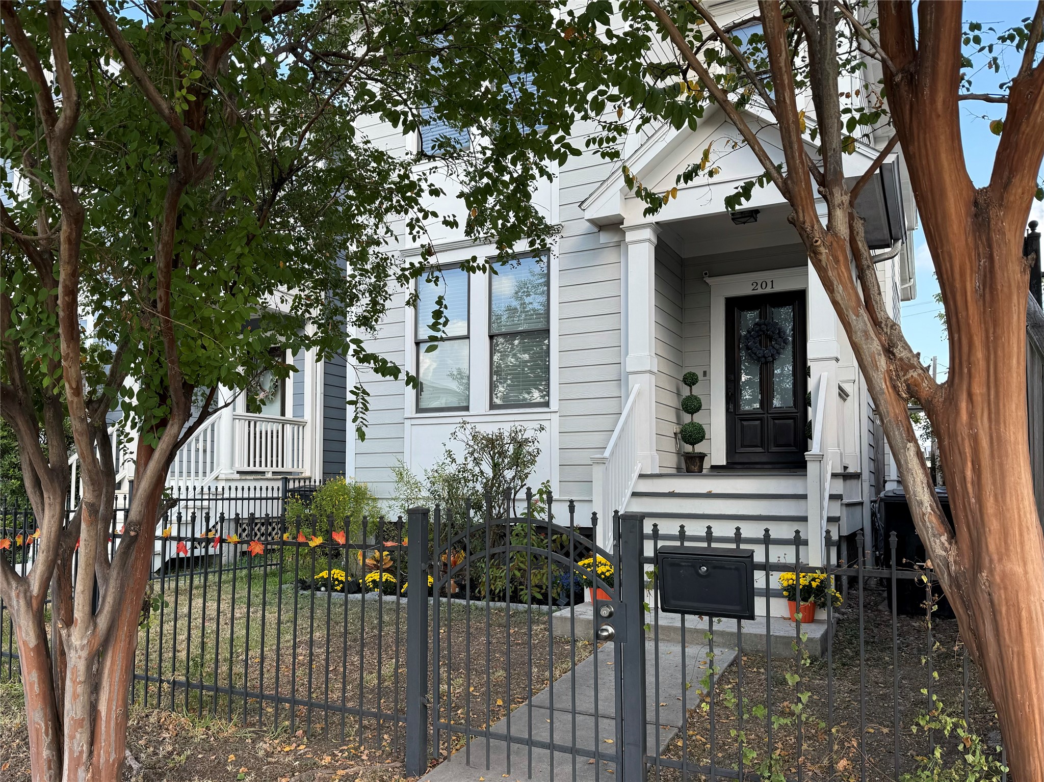 201 W 24th Street Property Photo