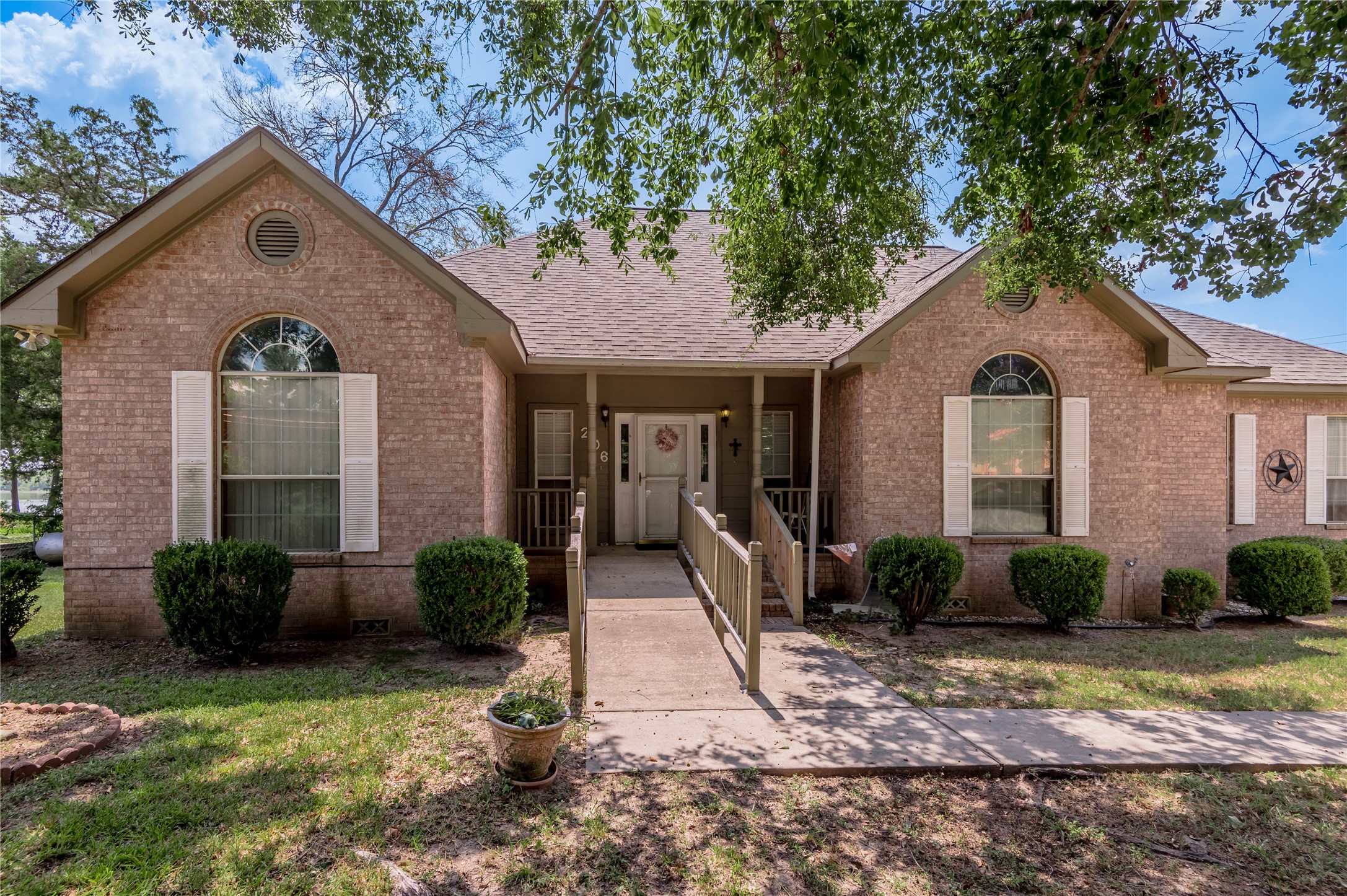 206 Lake Front Drive Property Photo 4