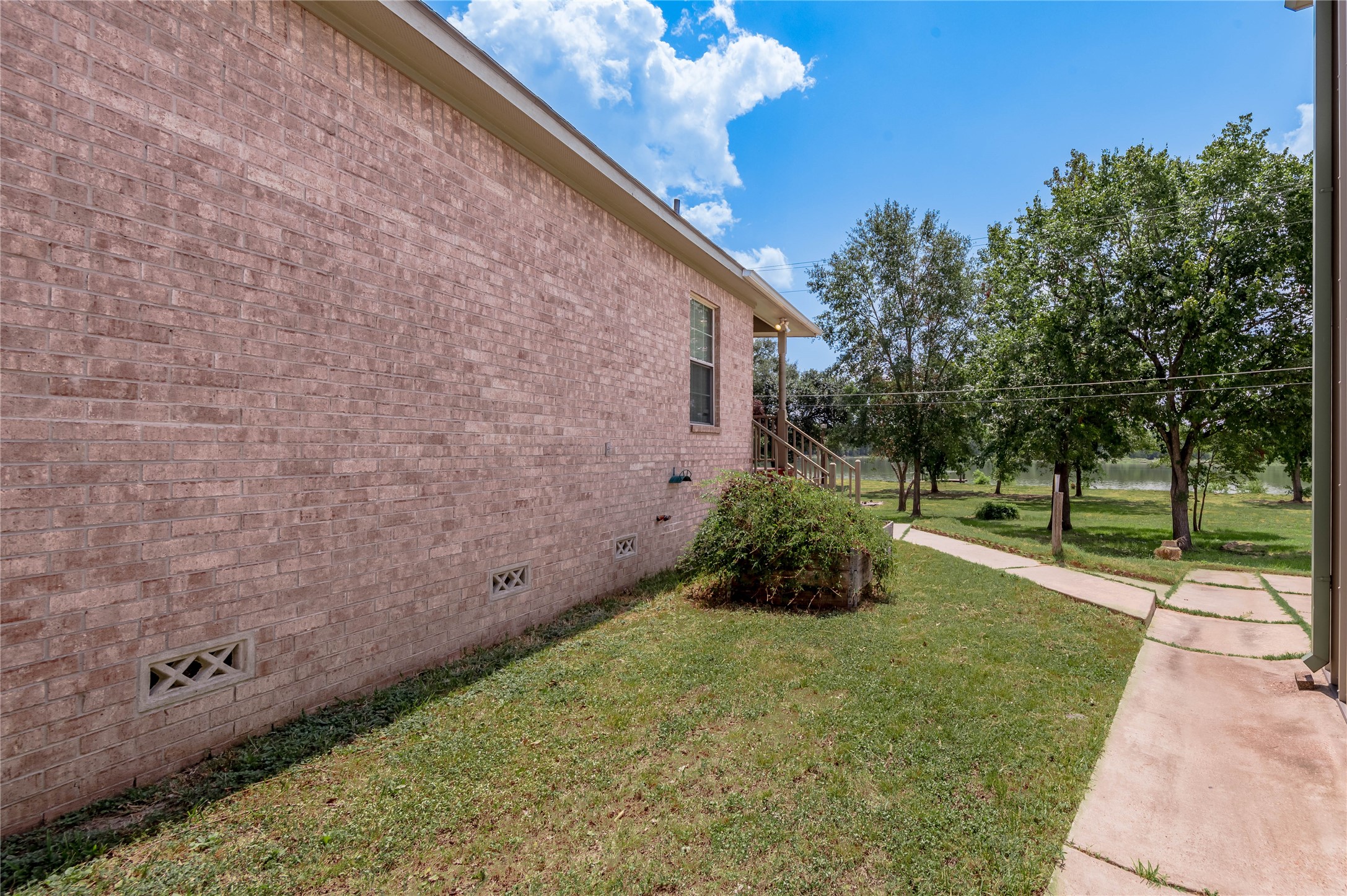 206 Lake Front Drive Property Photo 10