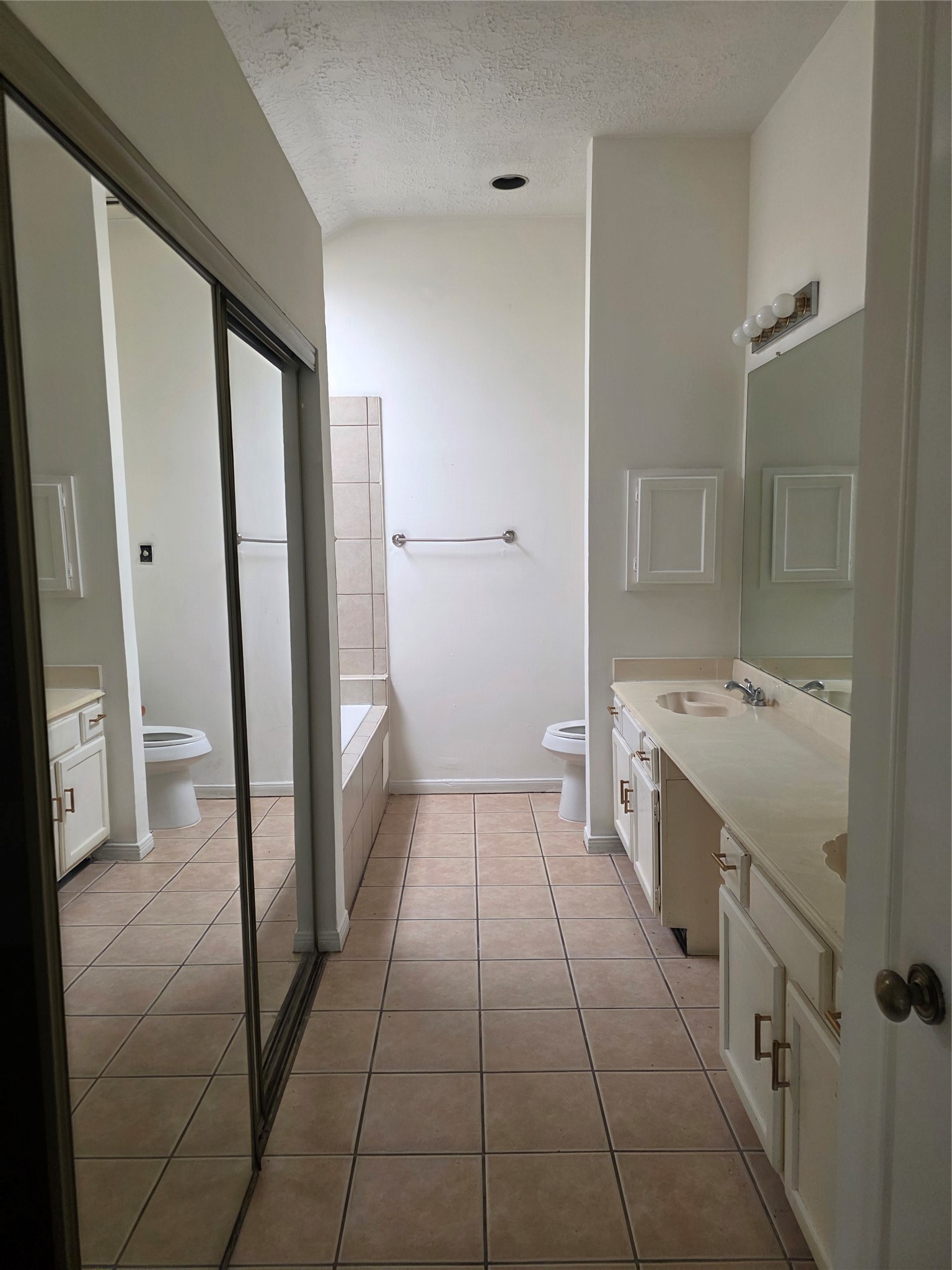 7803 La Rochelle Circle Property Photo 4