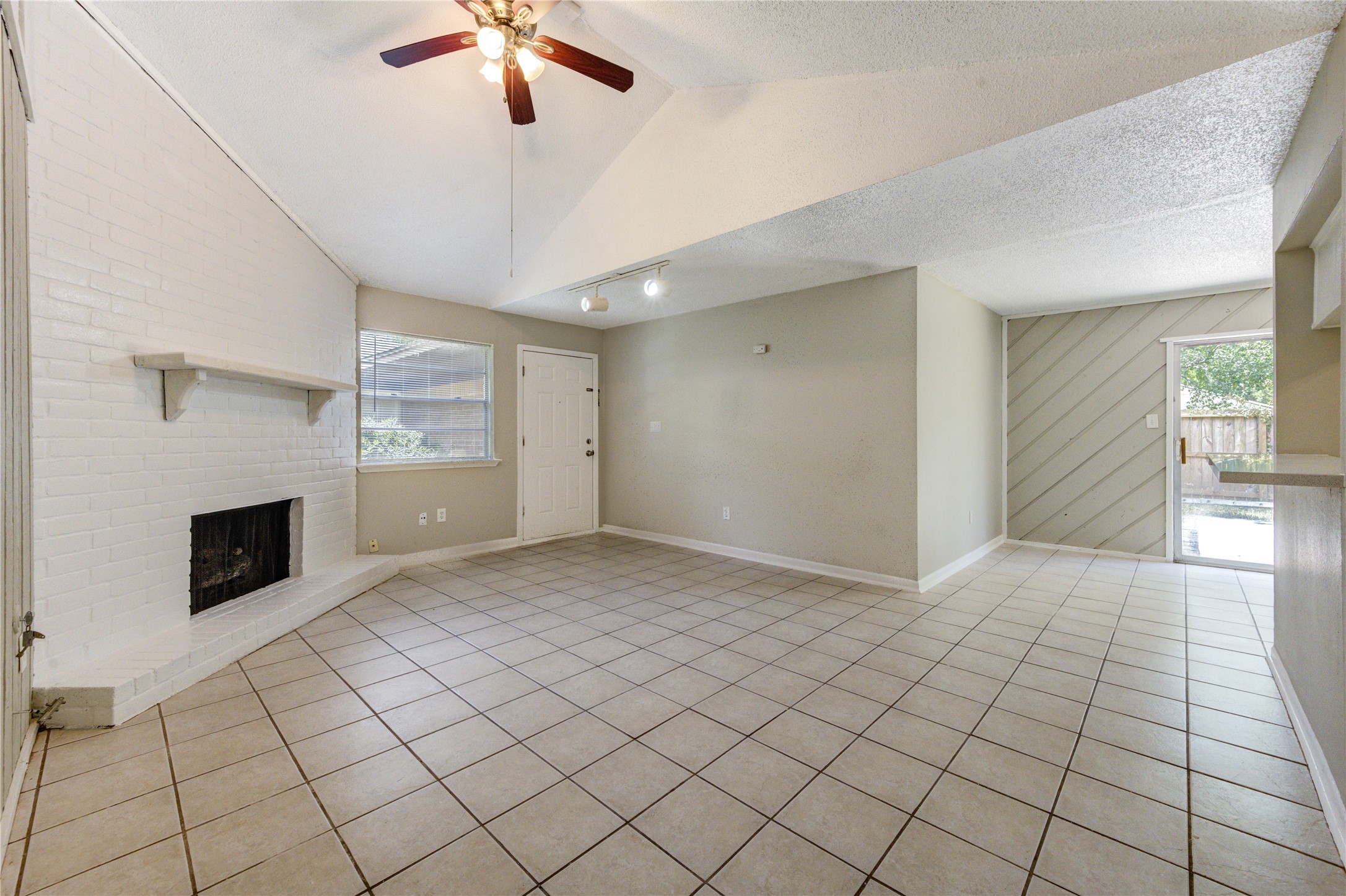 212 Quaker Drive B3 Property Photo 1