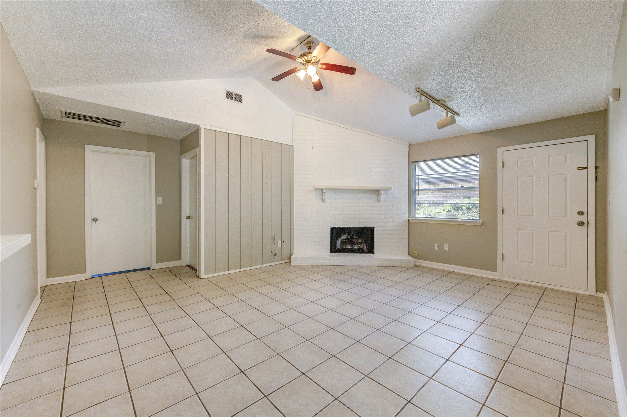 212 Quaker Drive B3 Property Photo 2