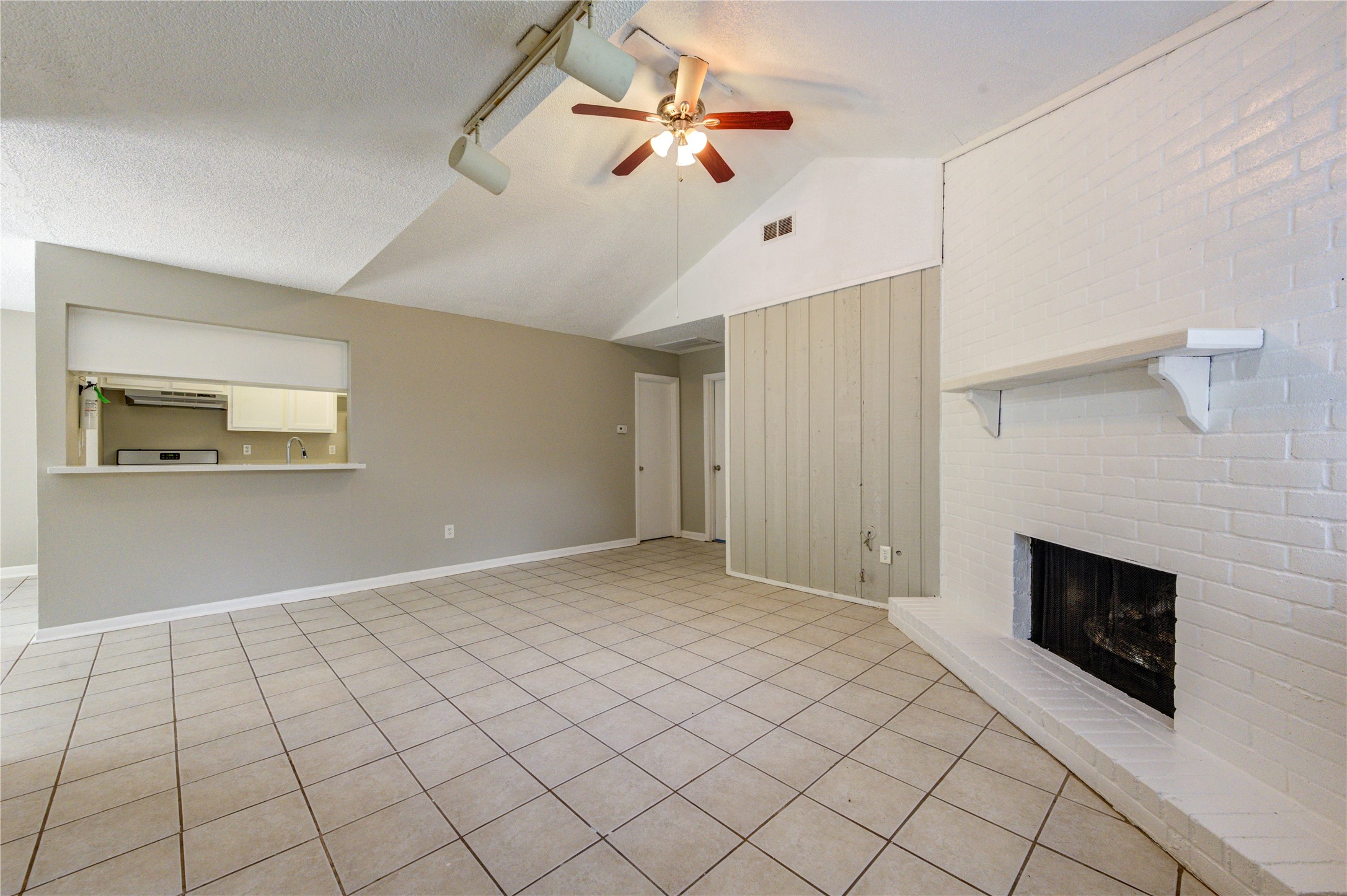 212 Quaker Drive B3 Property Photo 3