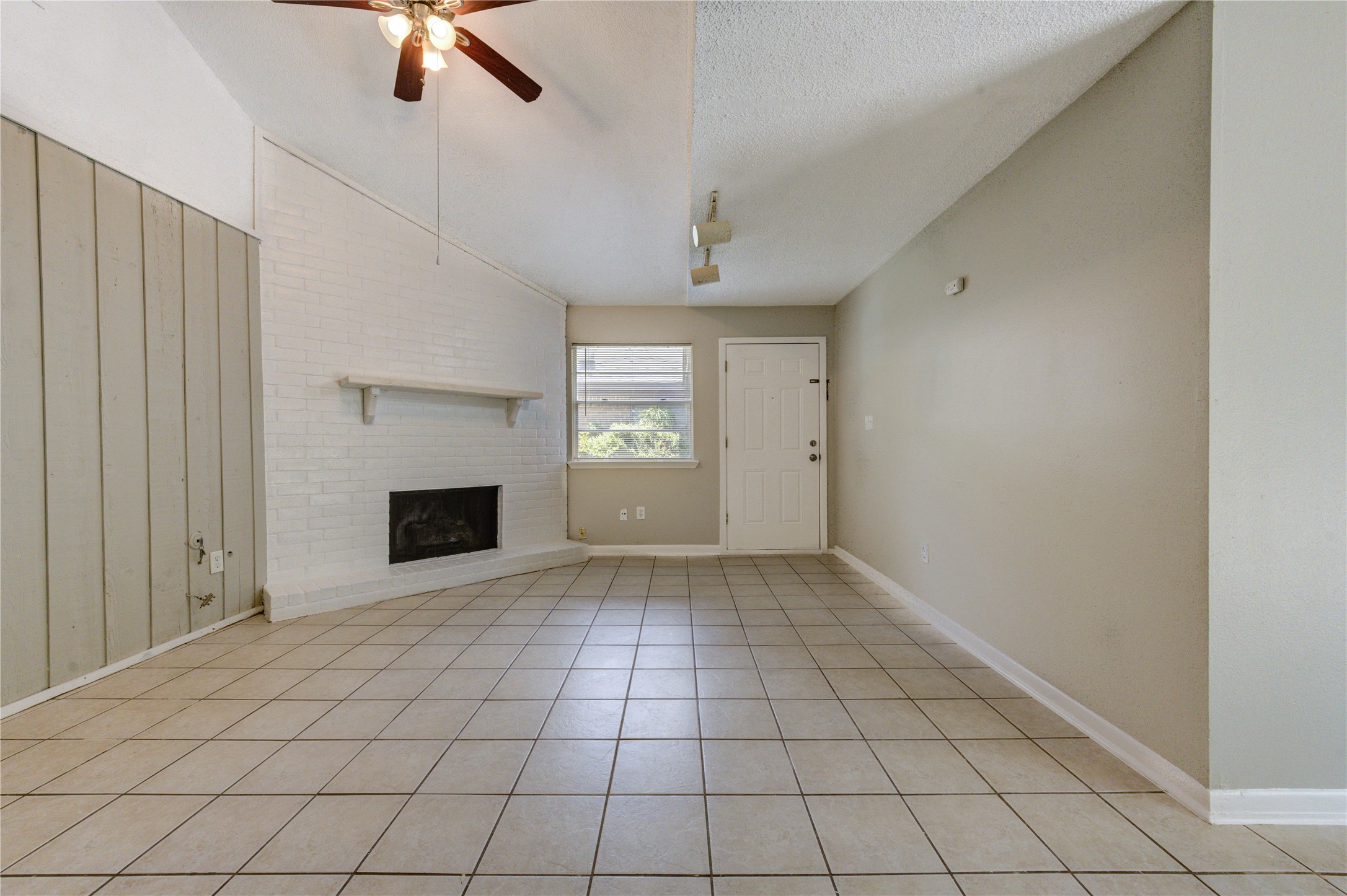 212 Quaker Drive B3 Property Photo 4