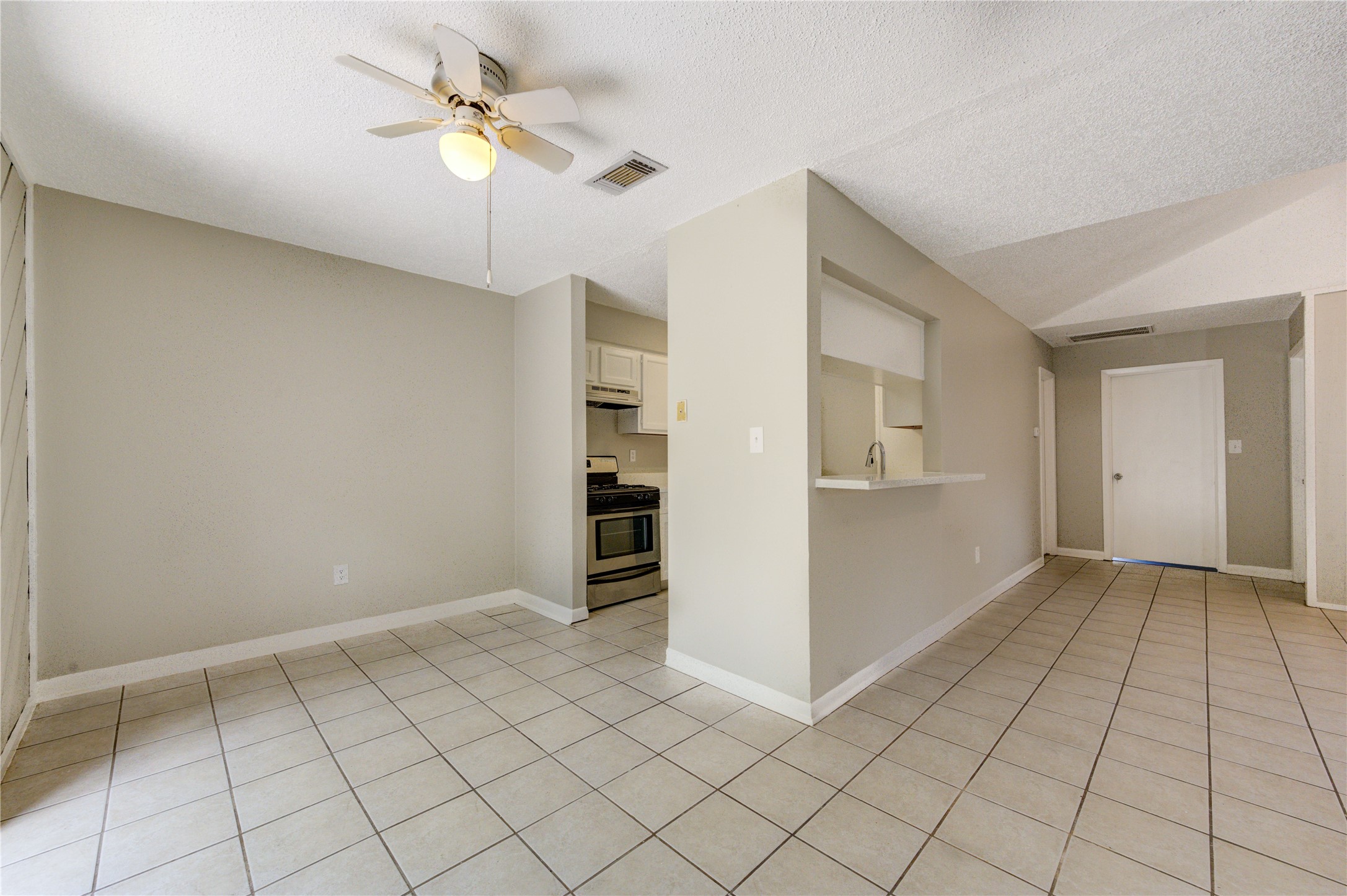 212 Quaker Drive B3 Property Photo 5