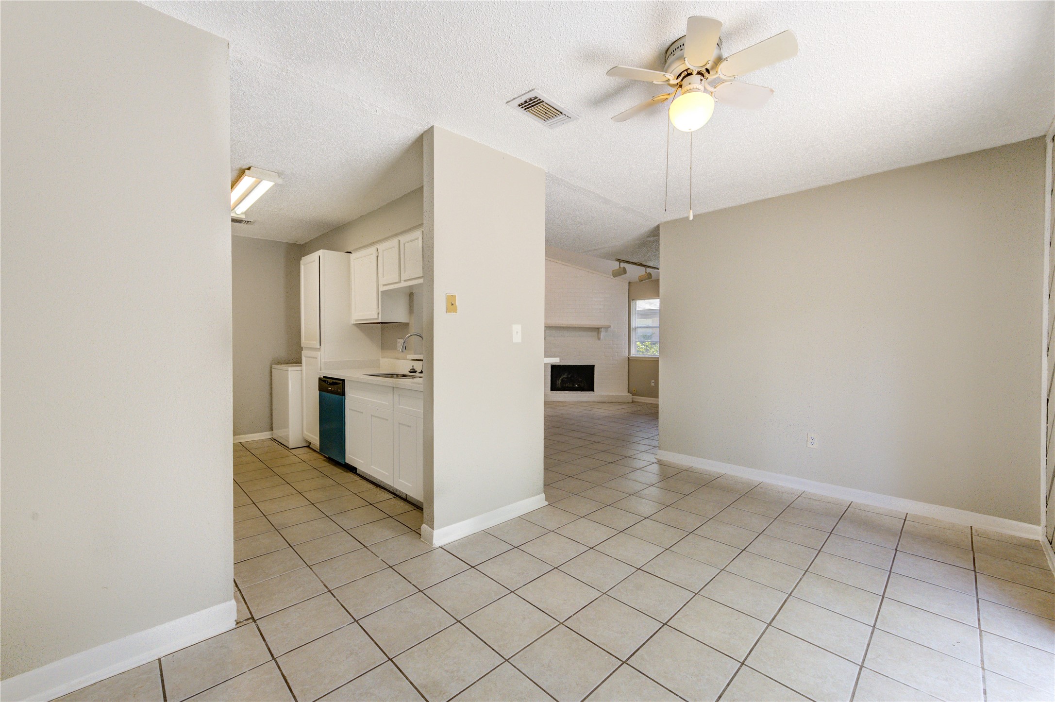 212 Quaker Drive B3 Property Photo 6