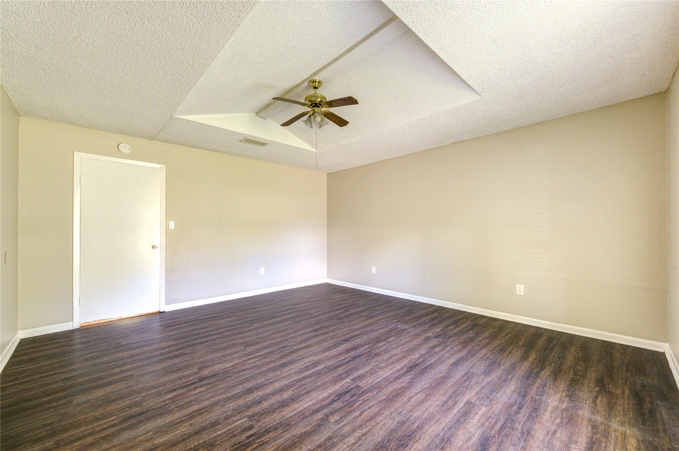 212 Quaker Drive B3 Property Photo 15