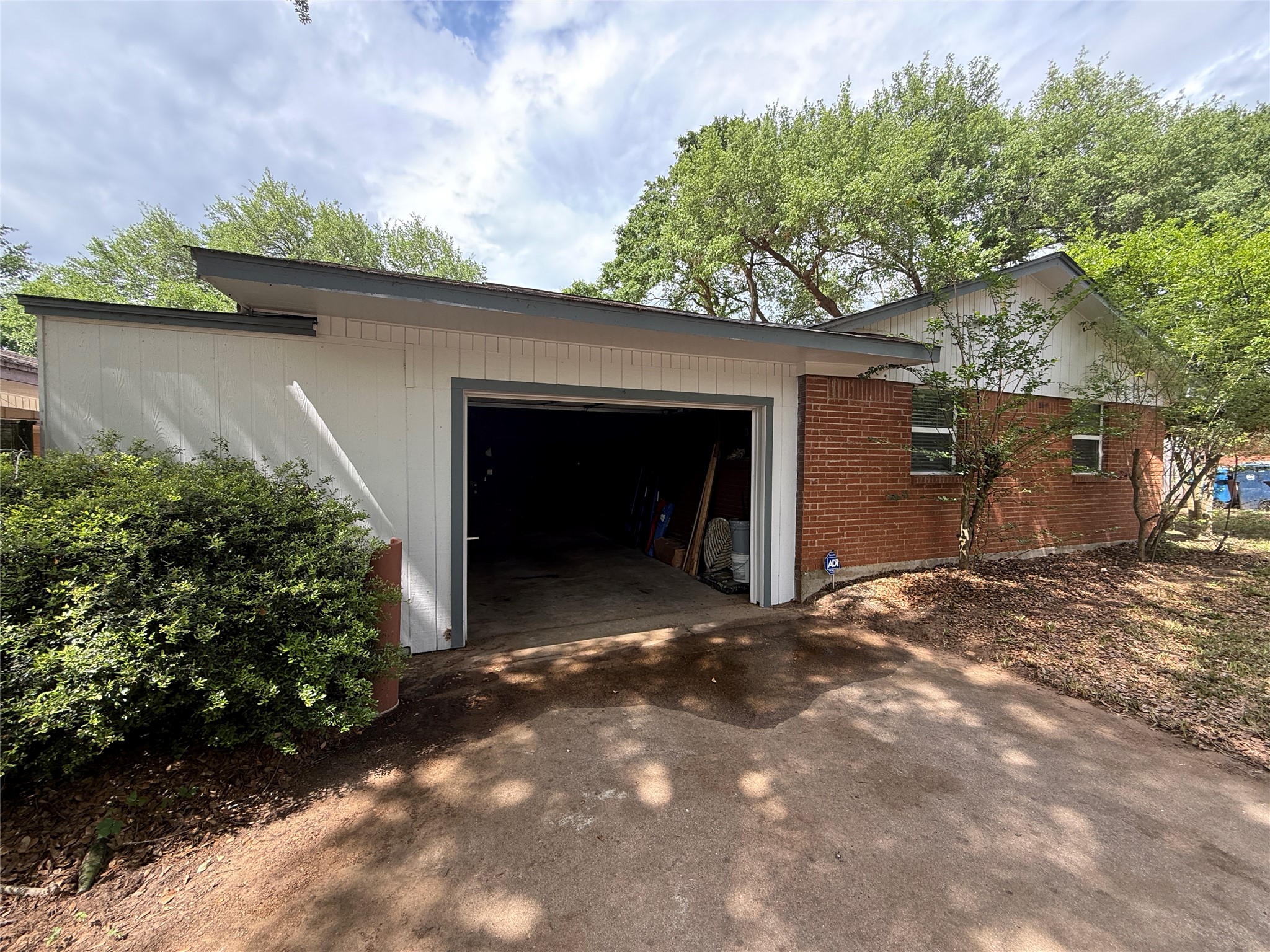 584 Elm Street Property Photo 4