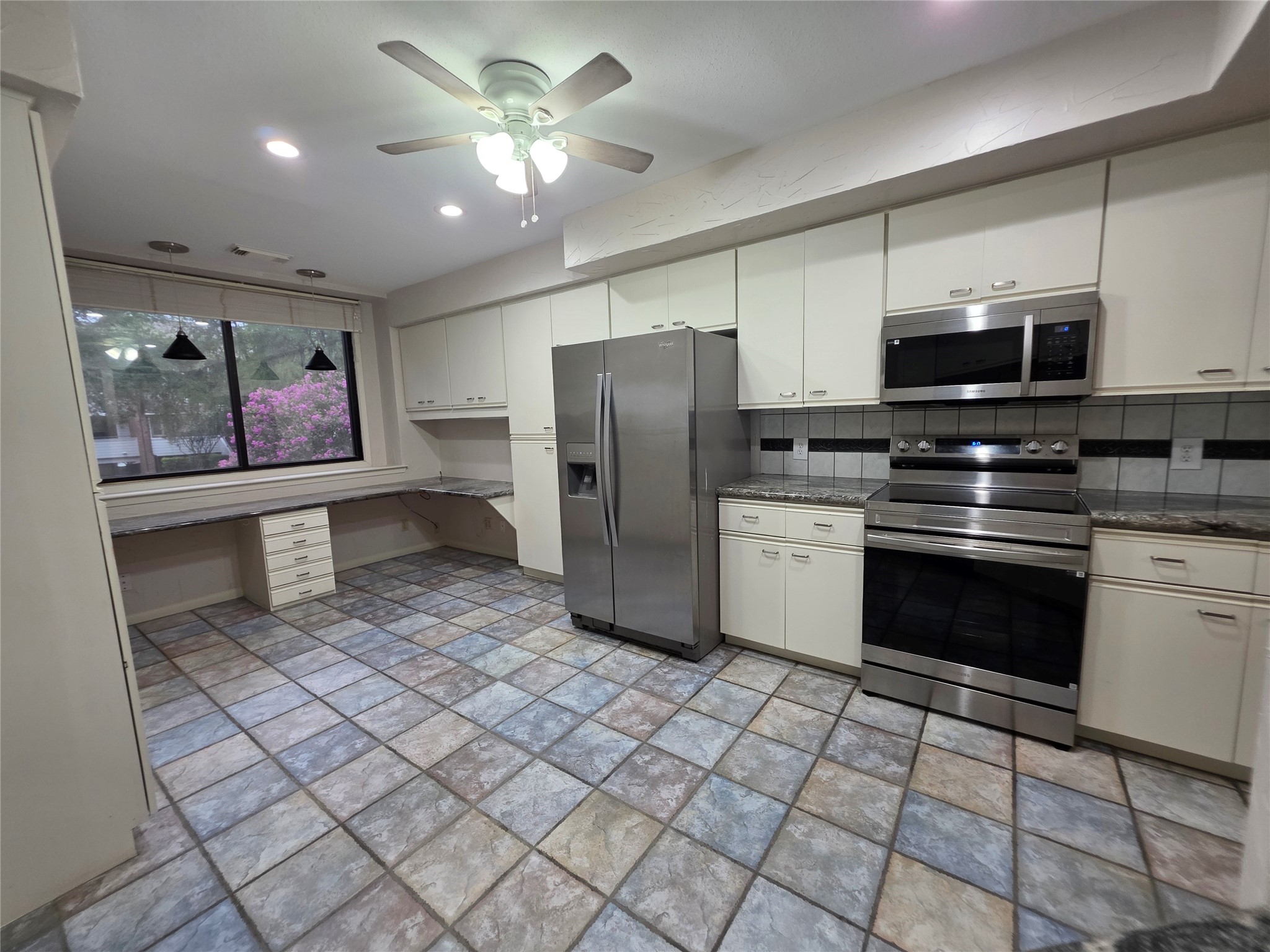 2013 Enterprise Avenue Property Photo 4