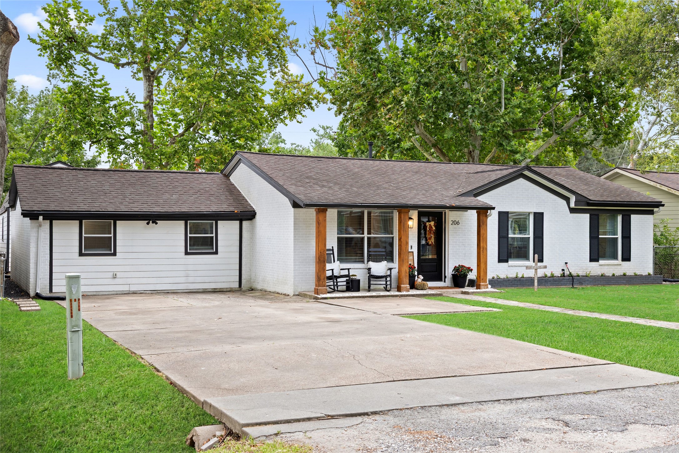 206 Edens Avenue Property Photo 1