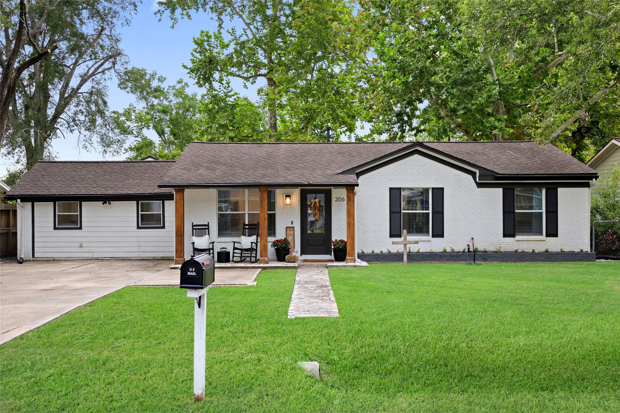 206 Edens Avenue Property Photo 2