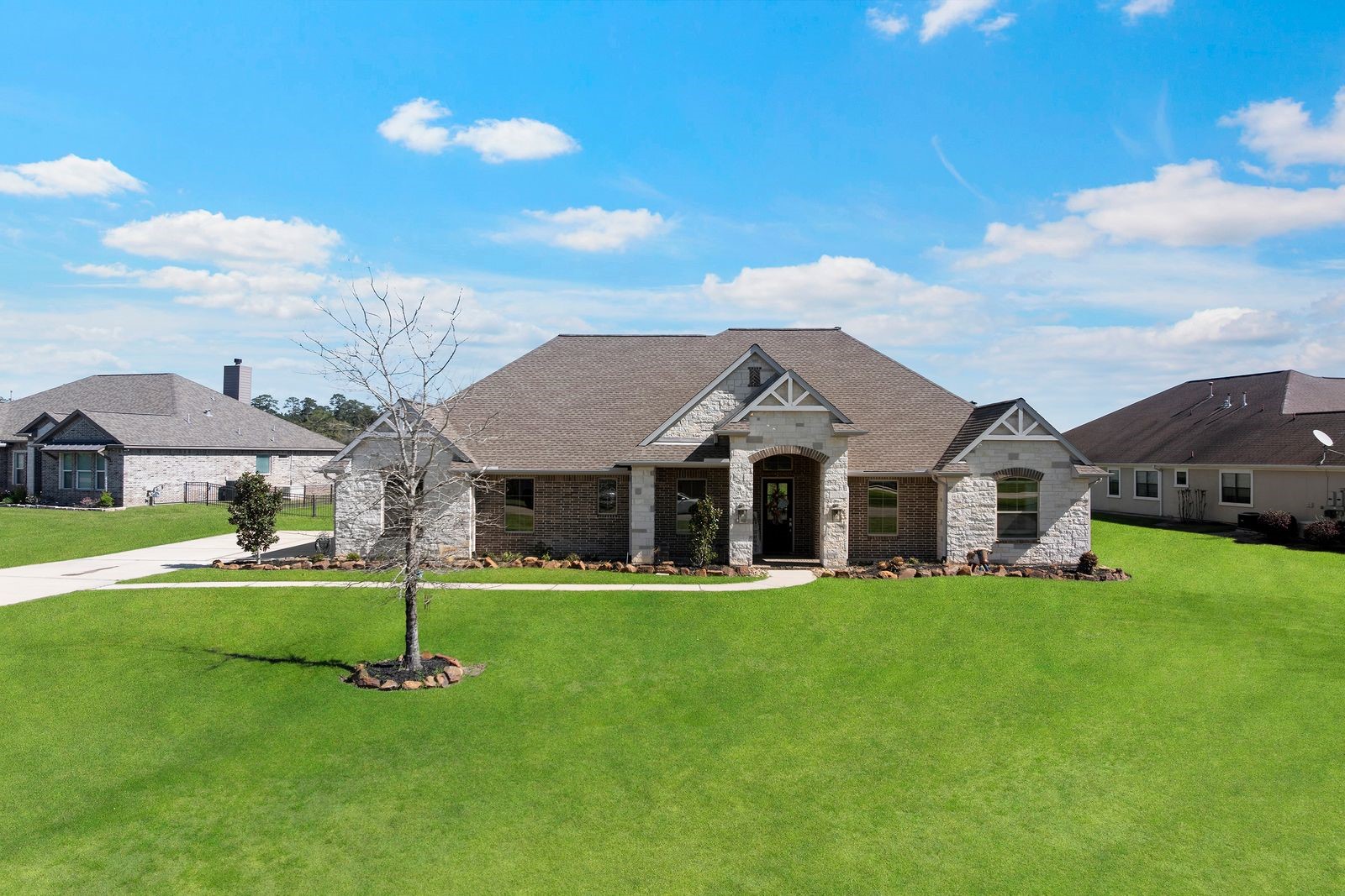 18819 Serene Water Drive Property Photo 2