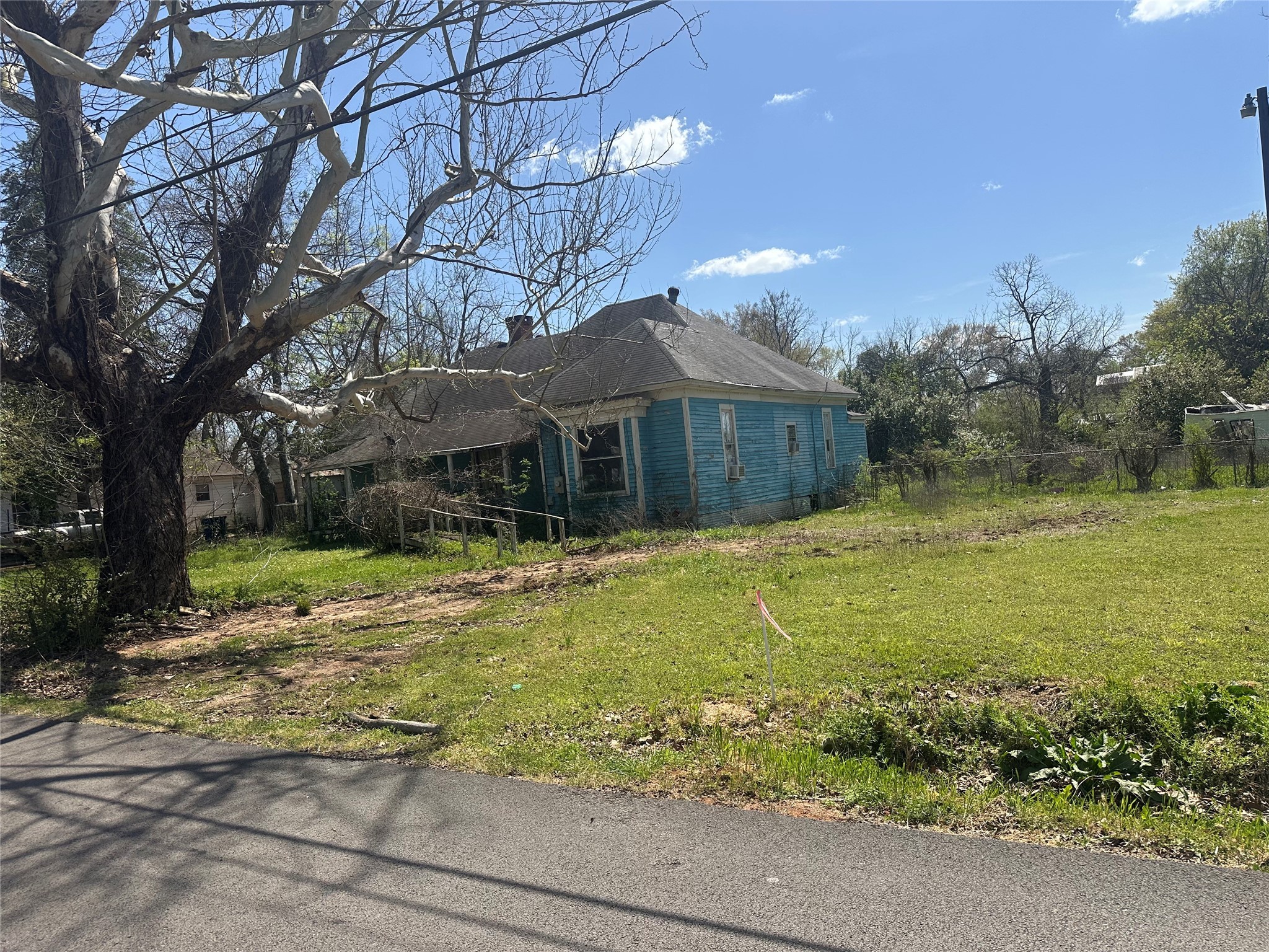 205 W Houston Ave Property Photo 1