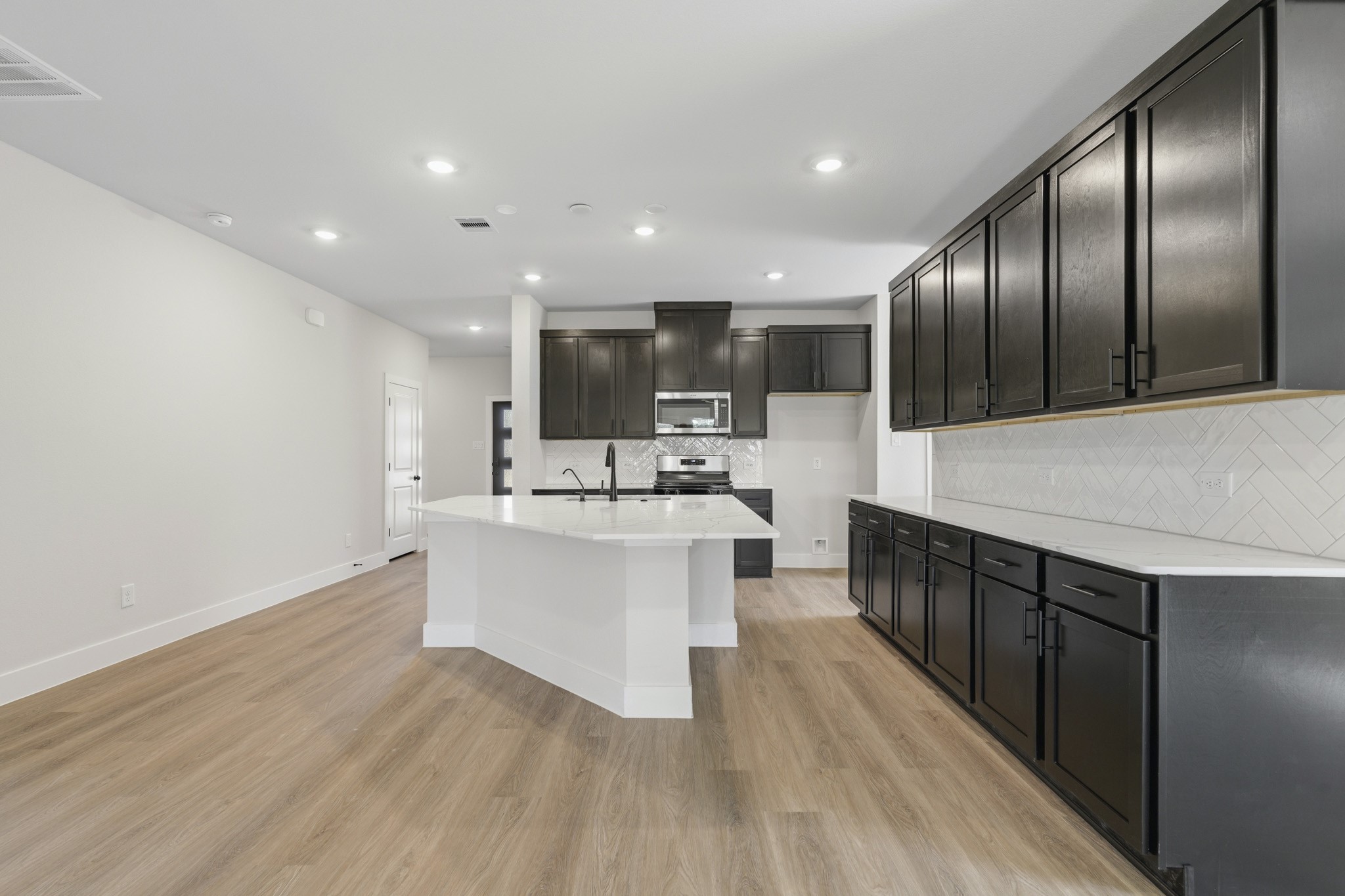15912 Maybelle Street Property Photo 4