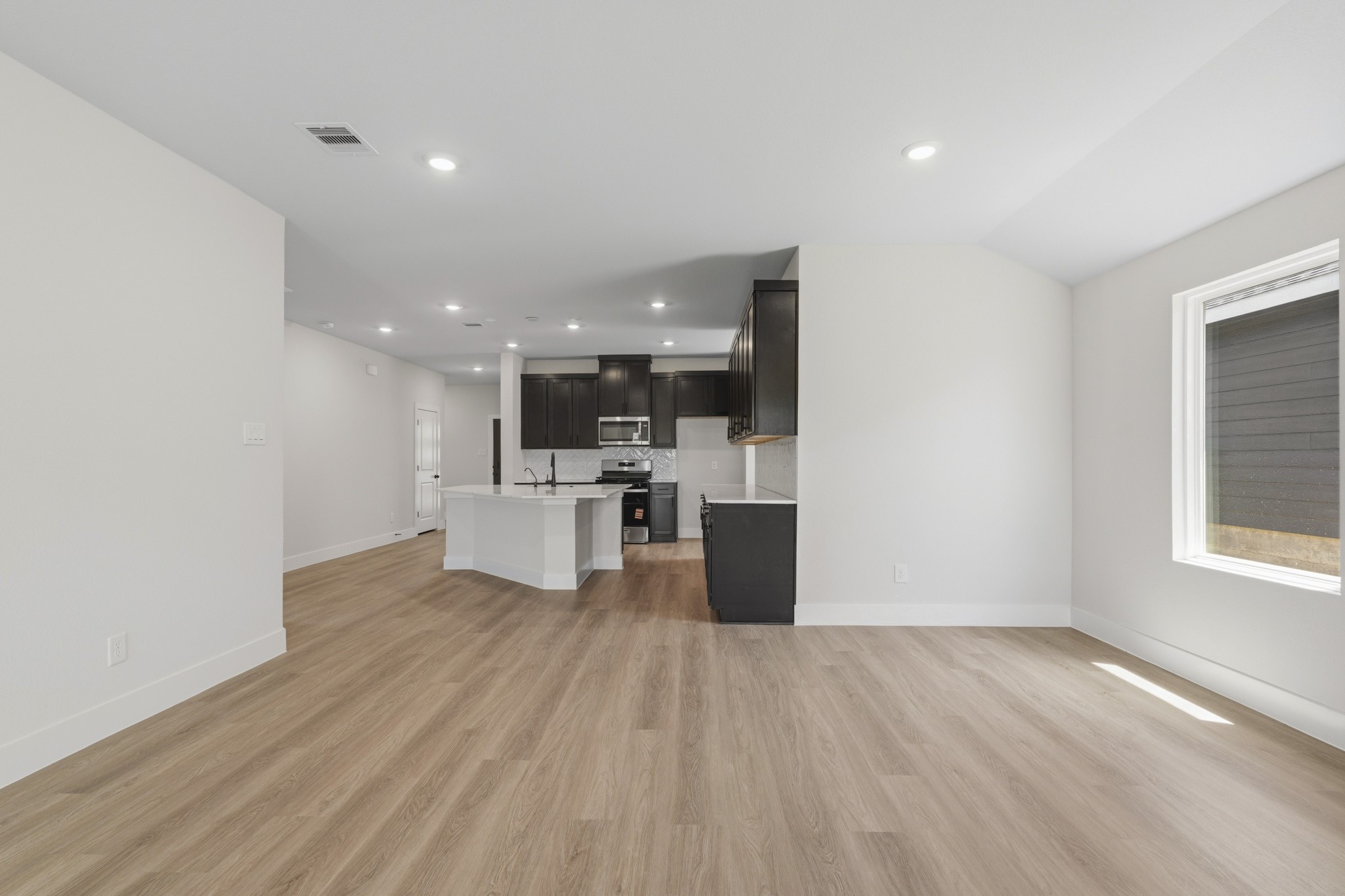 15912 Maybelle Street Property Photo 6