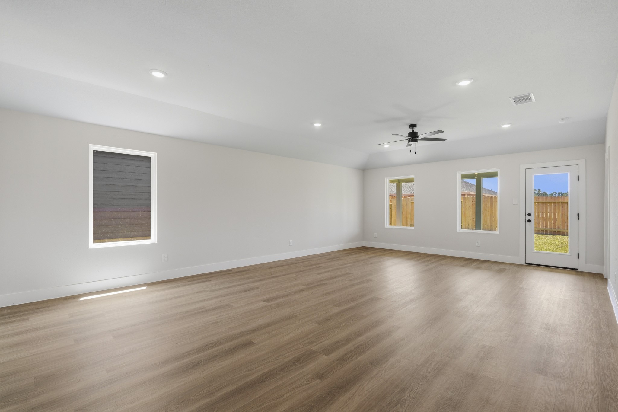 15912 Maybelle Street Property Photo 7