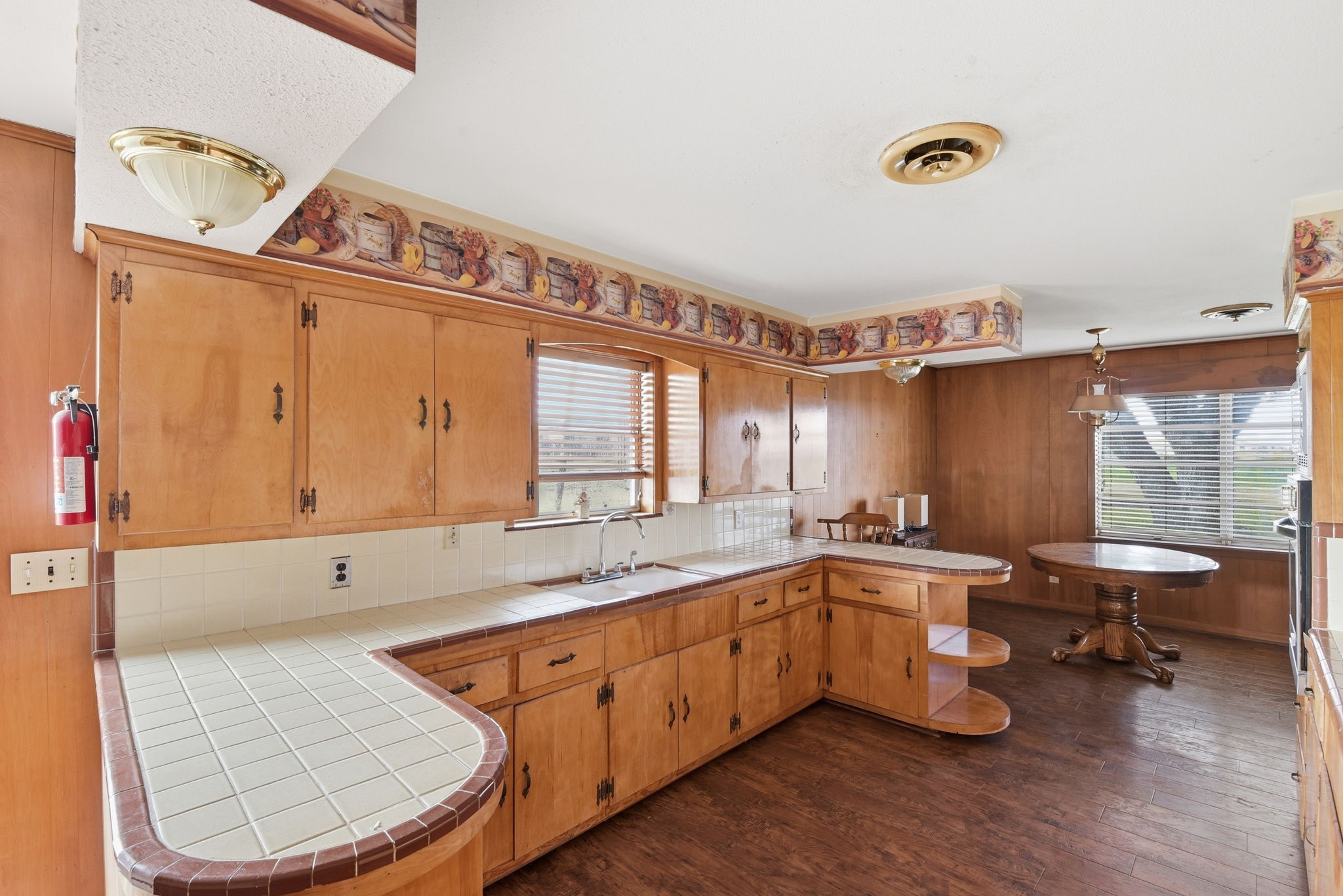 1839 W Henderson Rd Property Photo 12