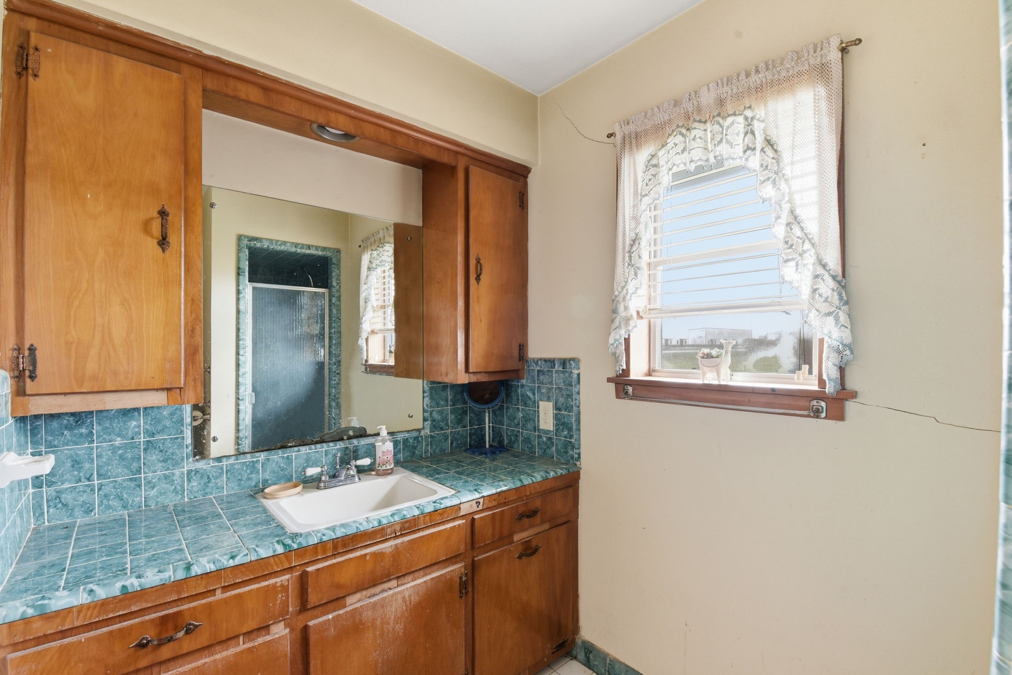 1839 W Henderson Rd Property Photo 19