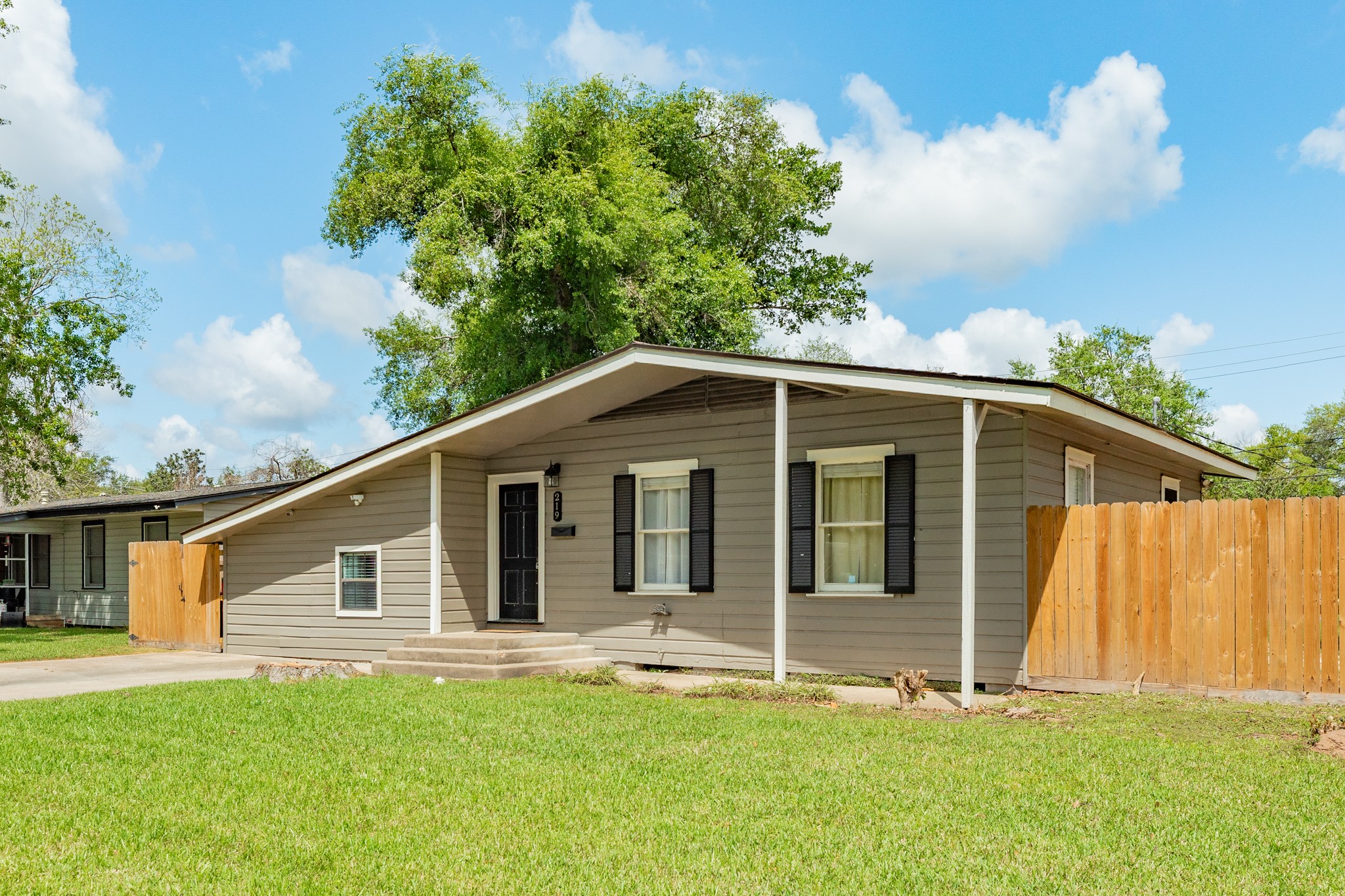219 Camellia Street Property Photo 2