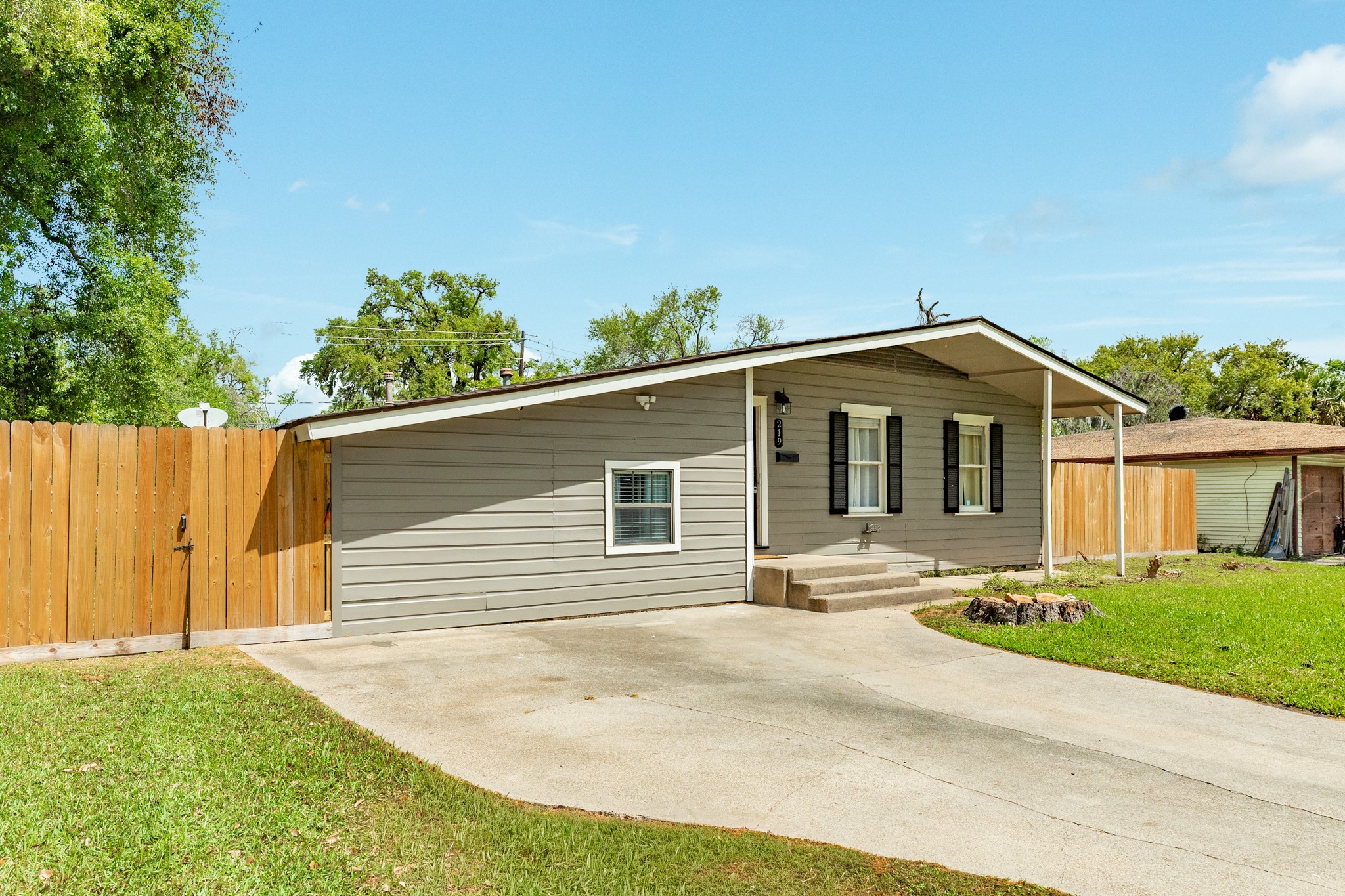 219 Camellia Street Property Photo 3
