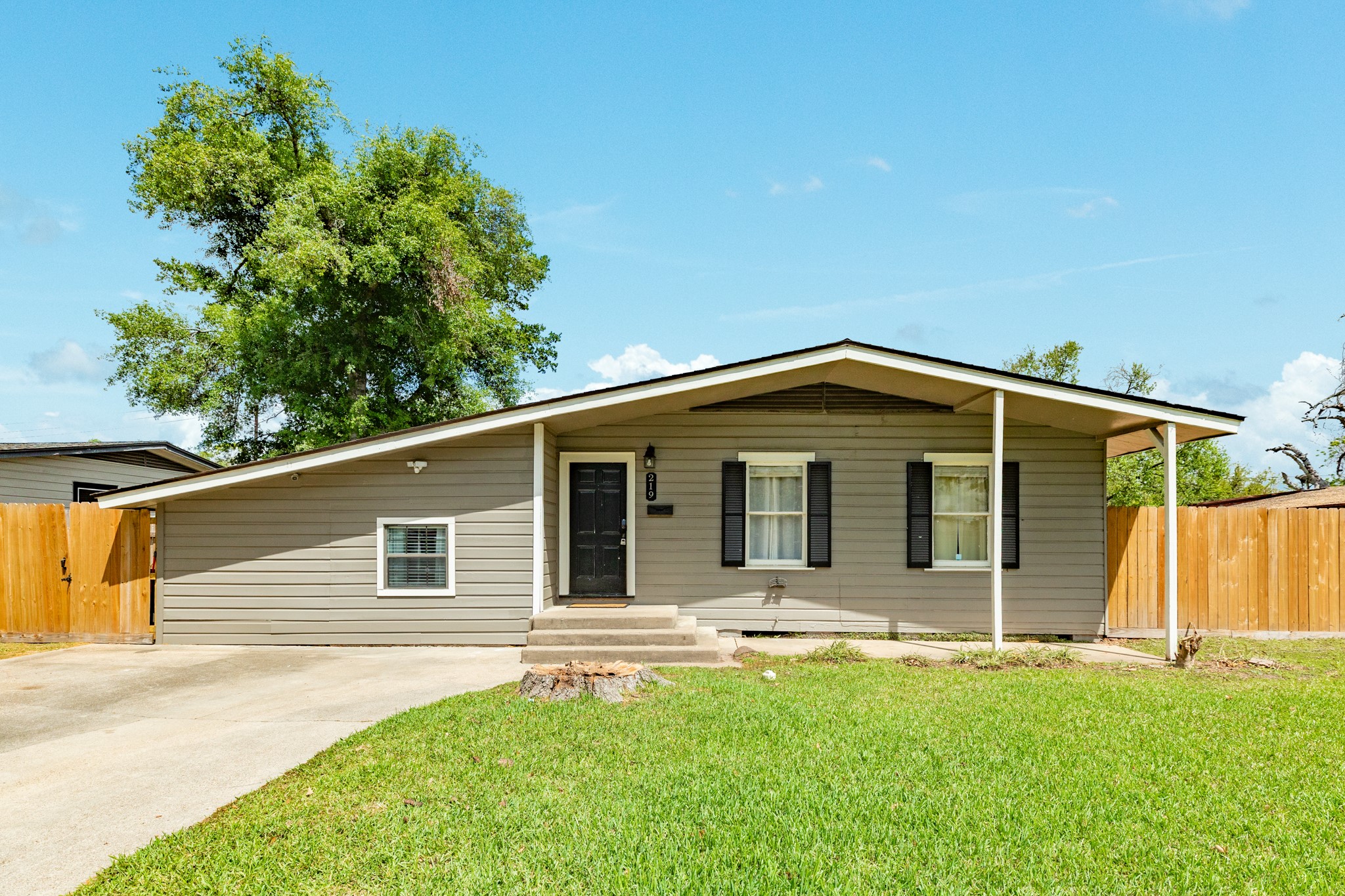 219 Camellia Street Property Photo 4