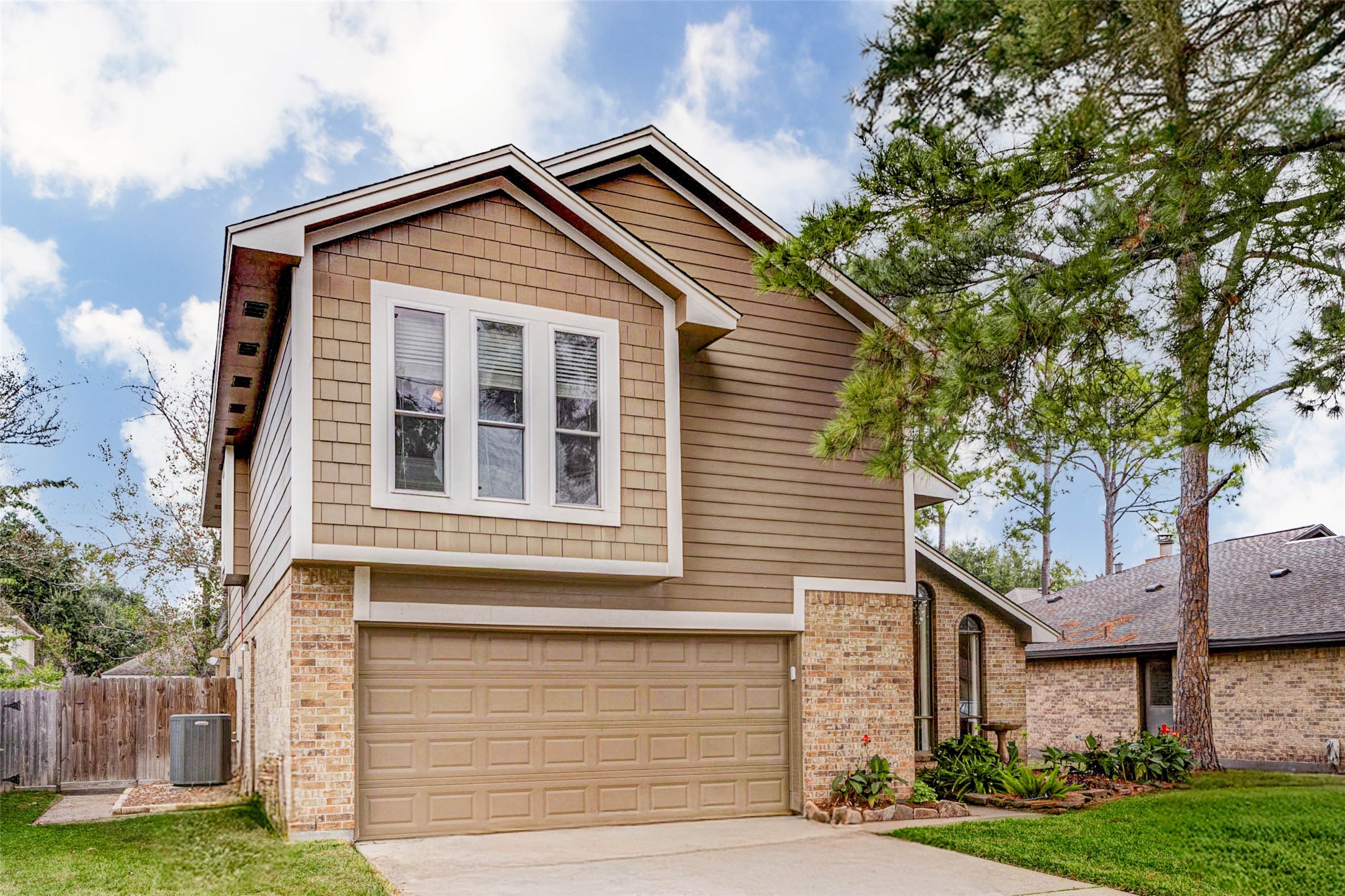 15811 Spring Forest Drive Property Photo 2
