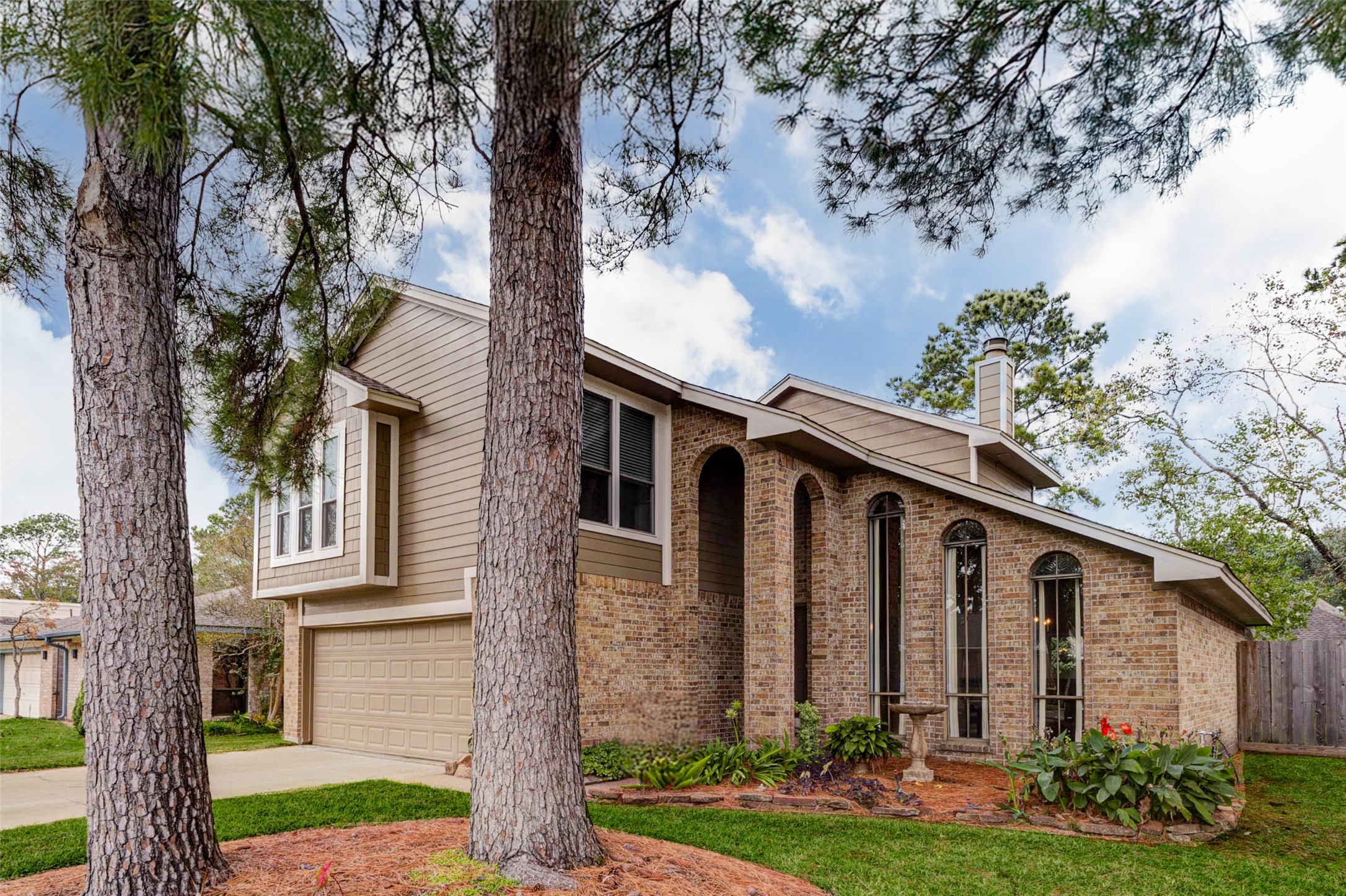 15811 Spring Forest Drive Property Photo 3