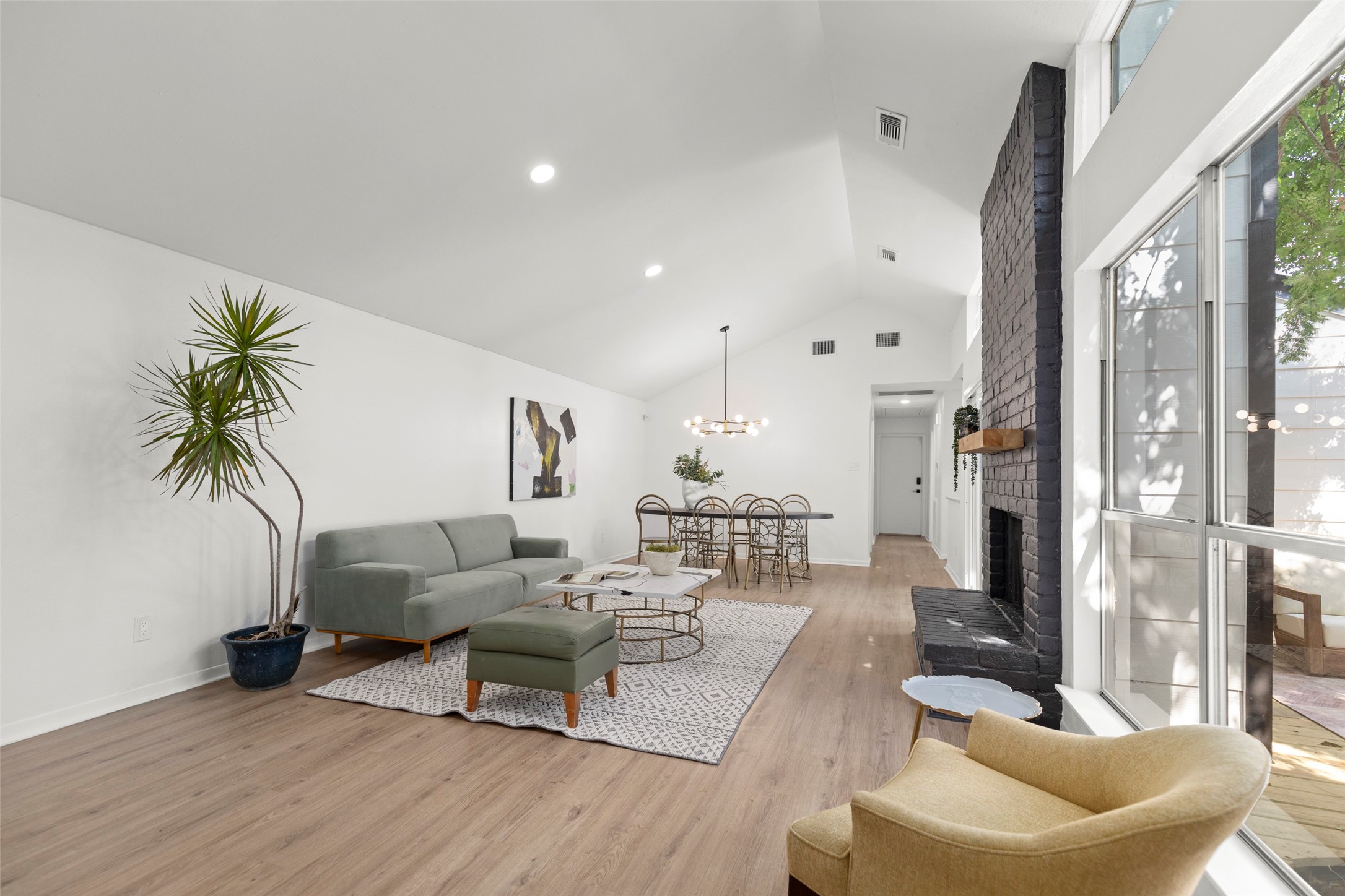2019 Wilcrest Drive Property Photo 2