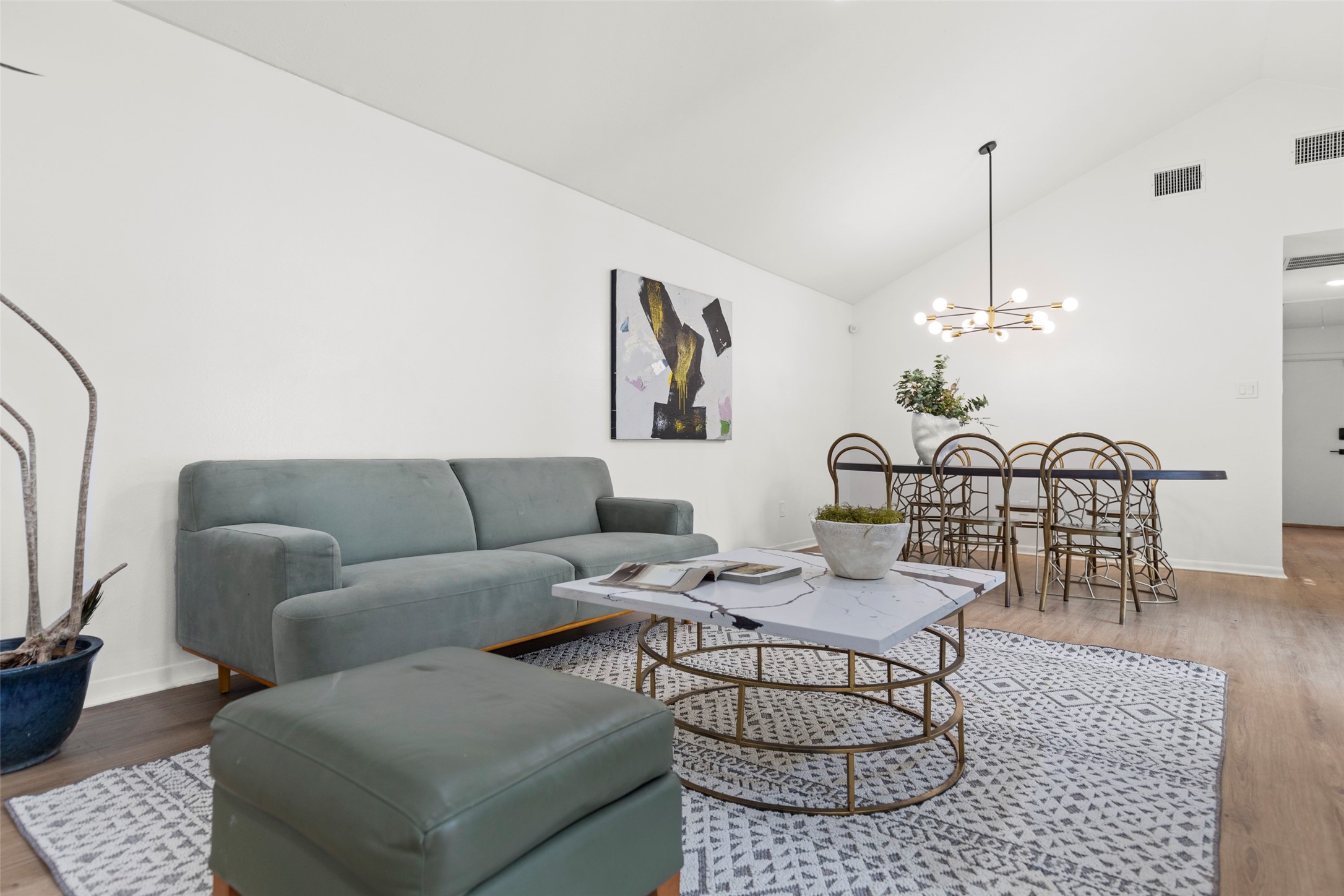 2019 Wilcrest Drive Property Photo 3