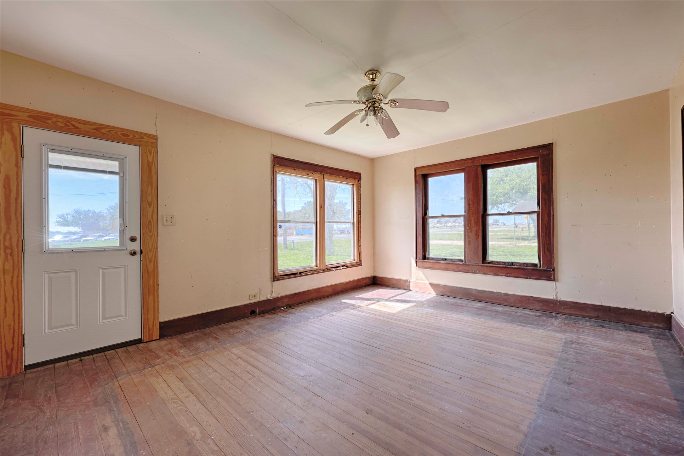 820 W Fairwinds Street Property Photo 5