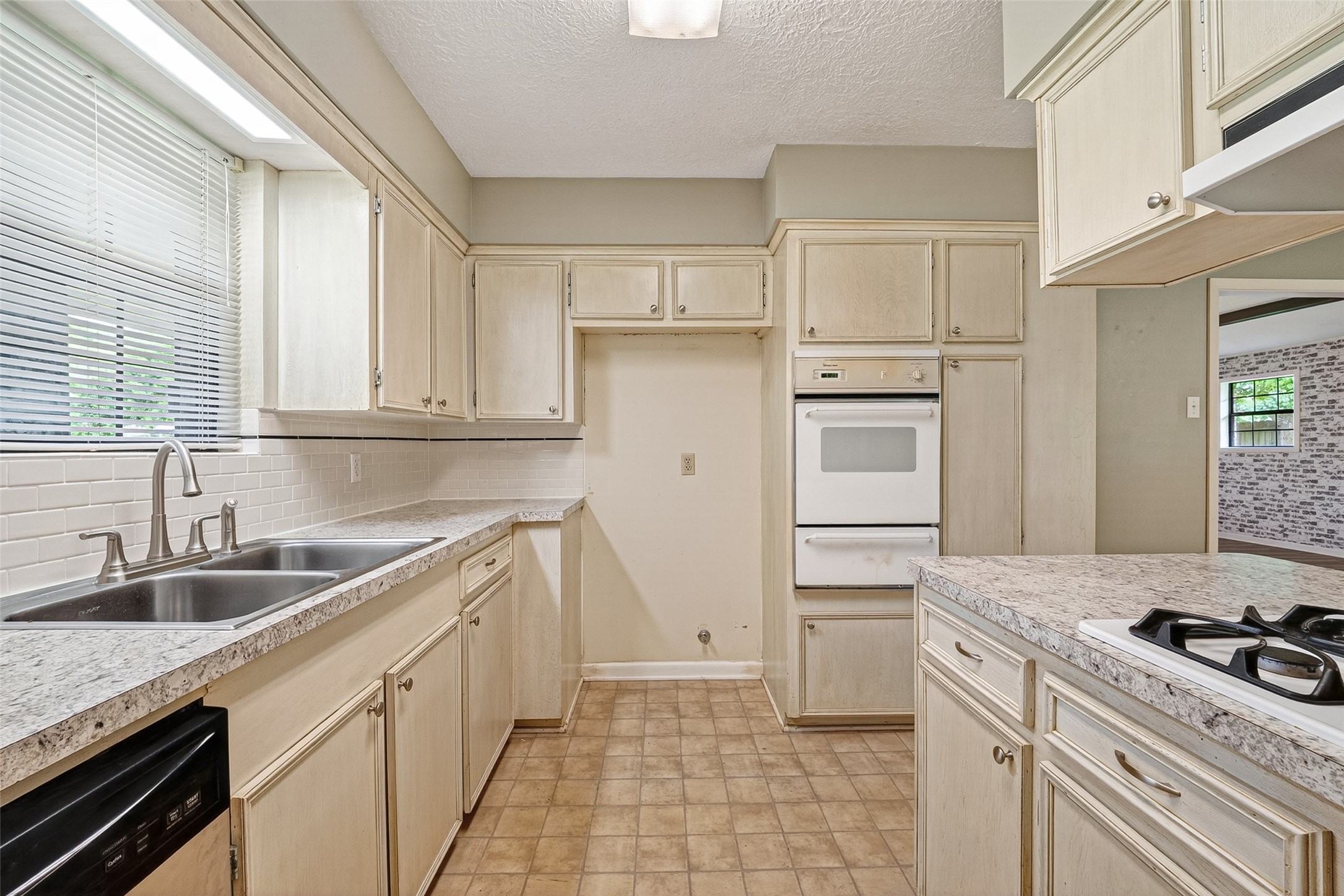 210 Woodhaven Street Property Photo 22