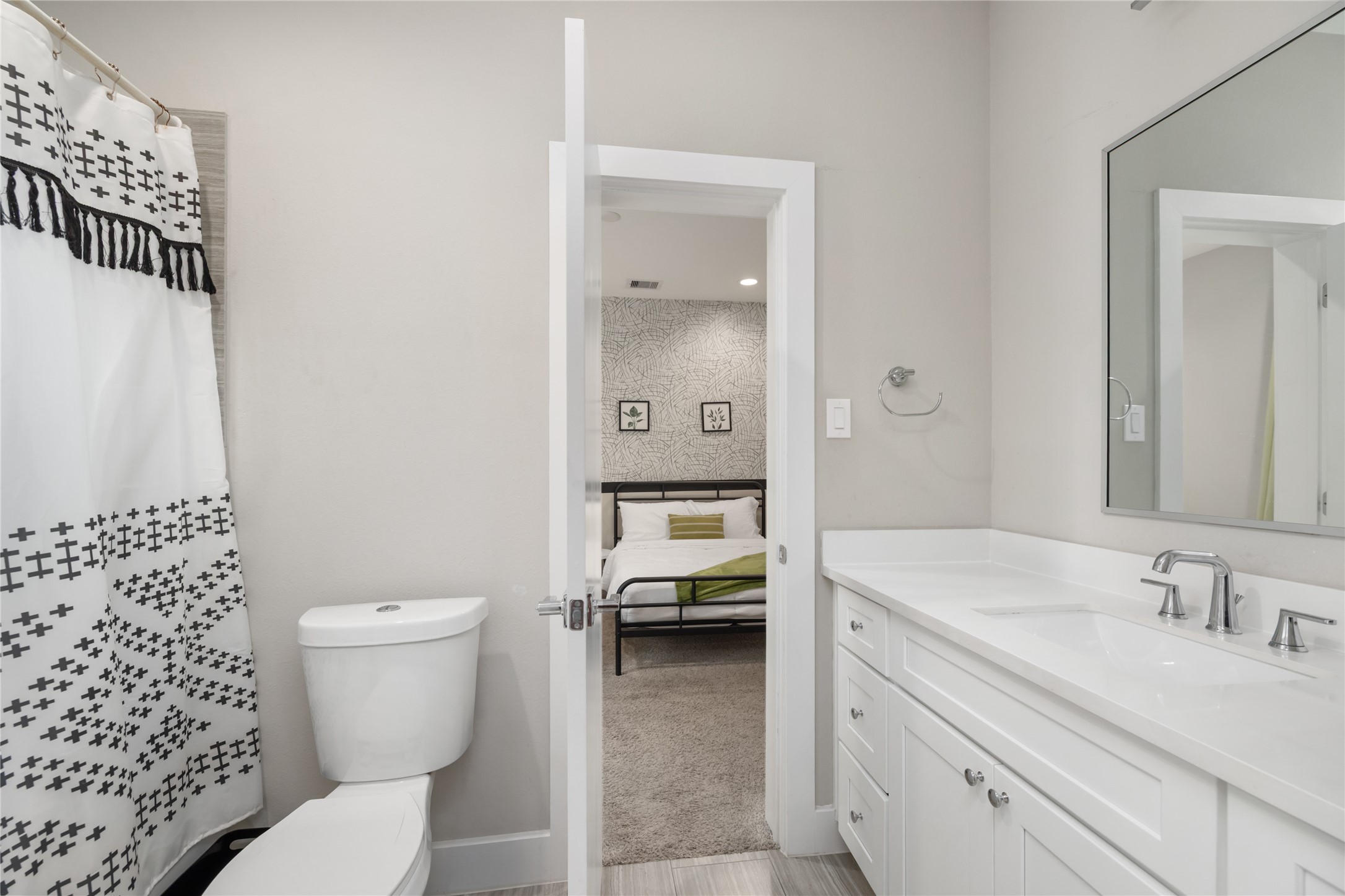 240 Julia Street B Property Photo 6
