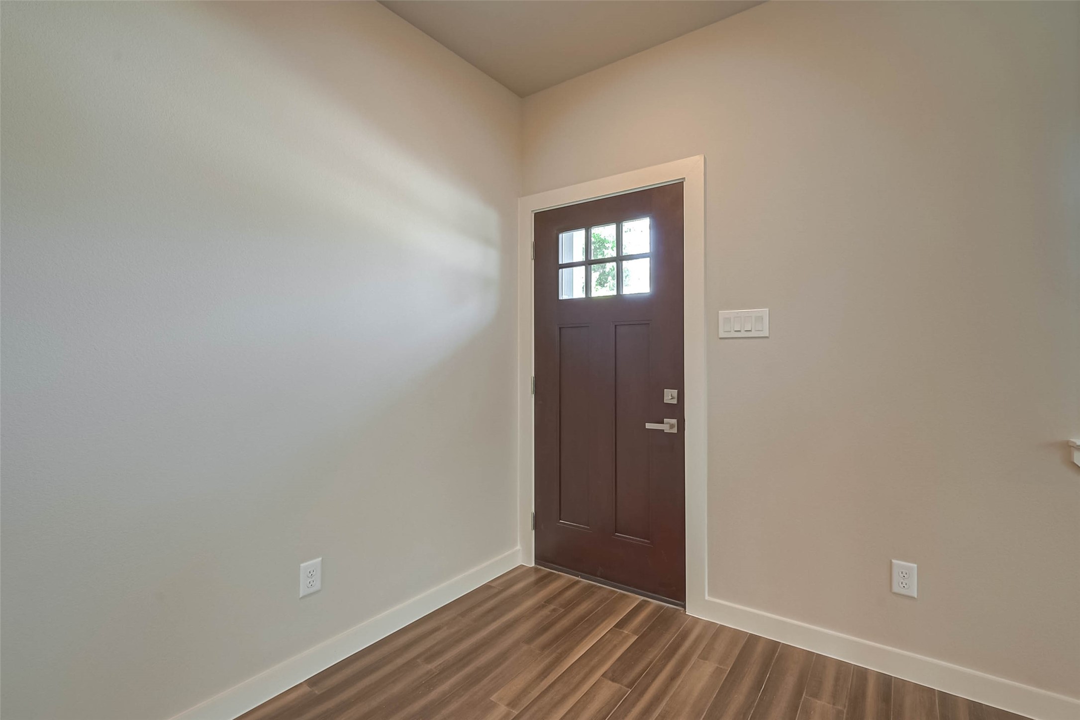 910 King Street Property Photo 4