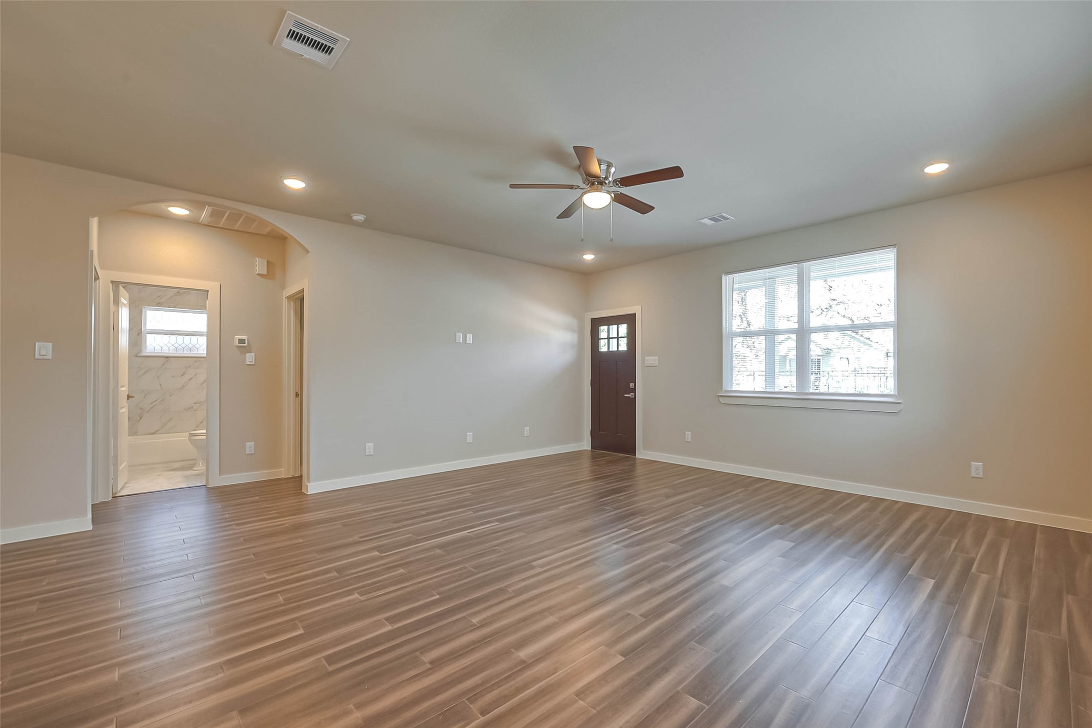 910 King Street Property Photo 6