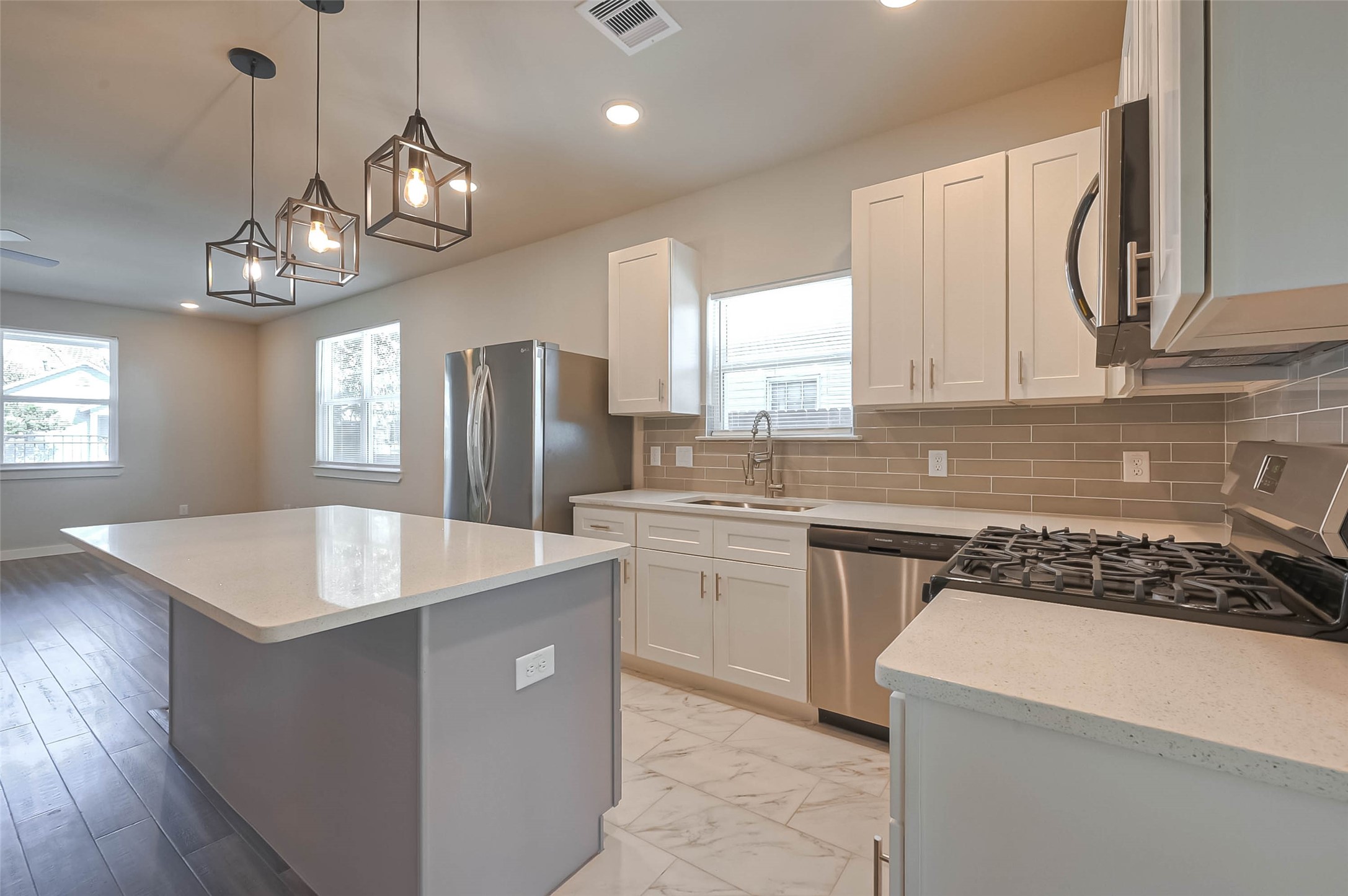 910 King Street Property Photo 12