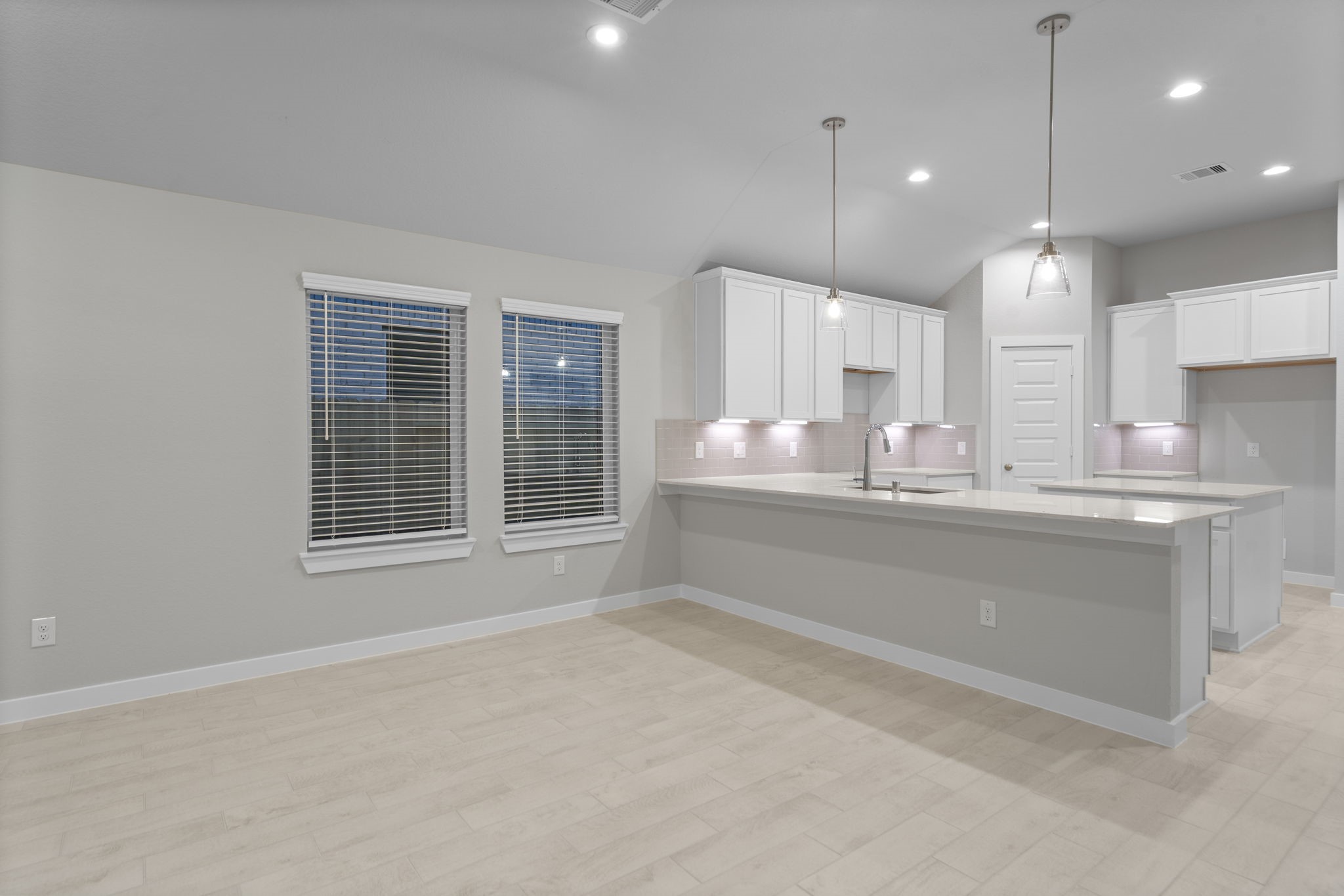 2129 Sunflower View Street Property Photo 6