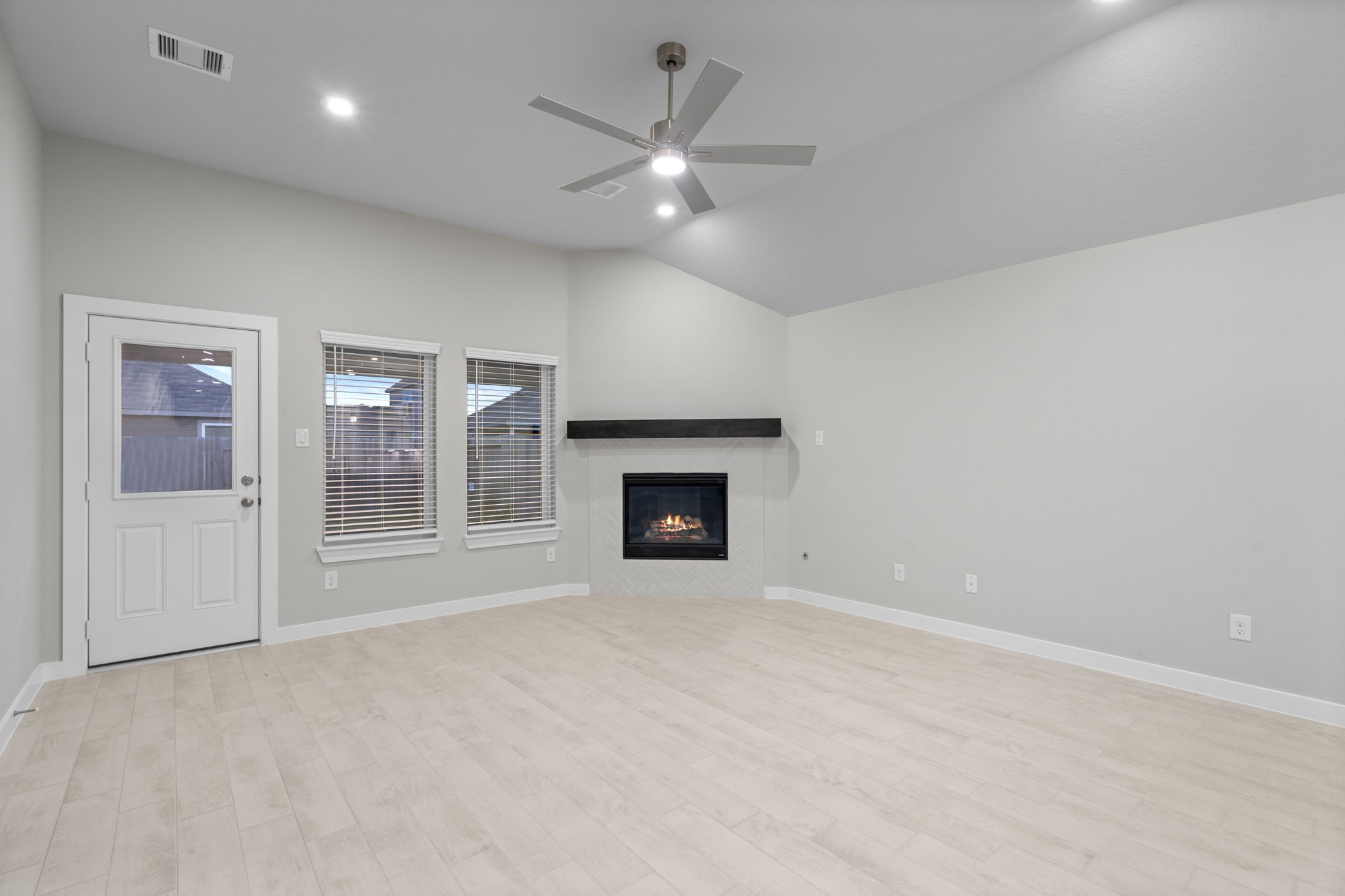 2129 Sunflower View Street Property Photo 7