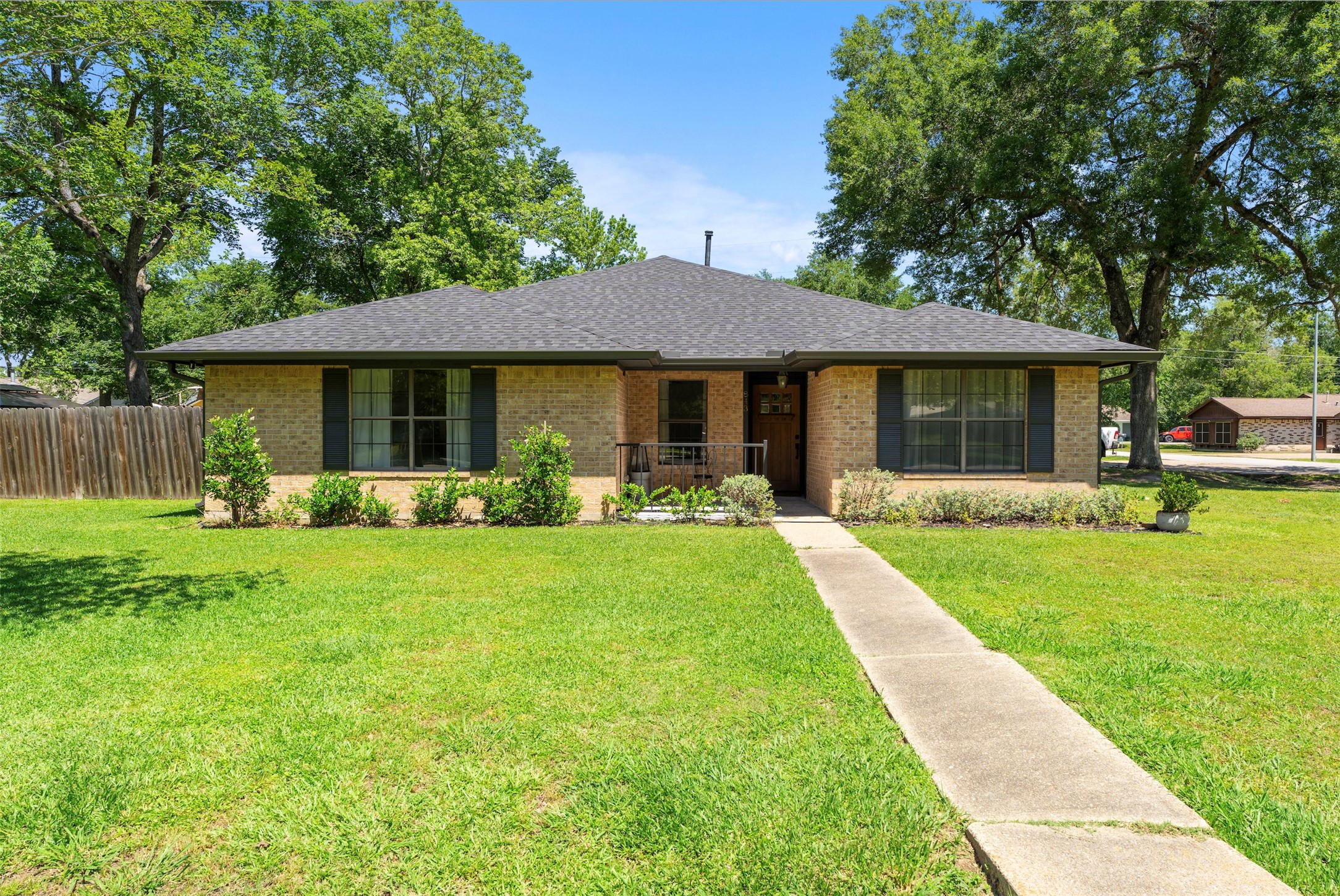 843 Fall Creek Drive Property Photo 2