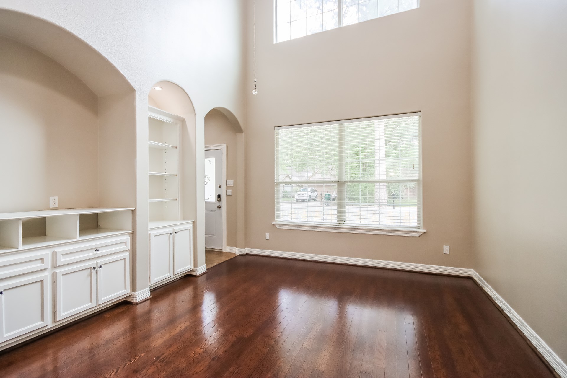 409 Robinwood Drive Property Photo 4