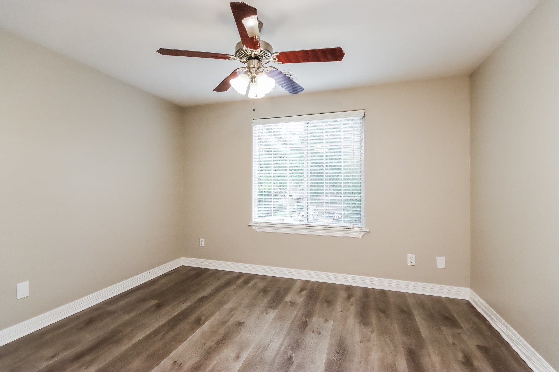 409 Robinwood Drive Property Photo 12