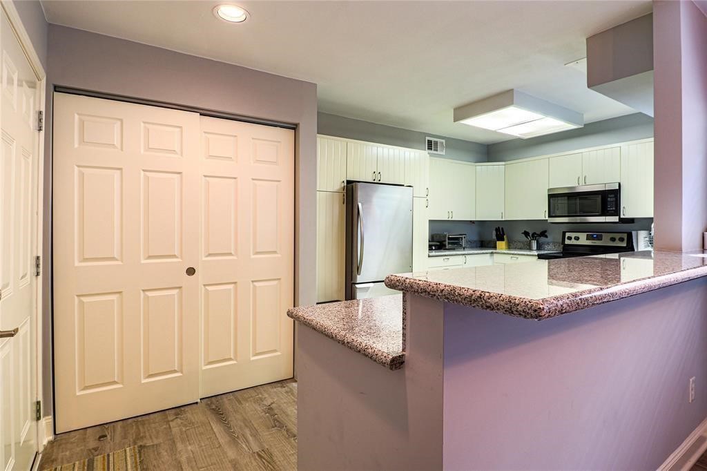 4724 Post Oak Timber Drive 8/65 Property Photo 13