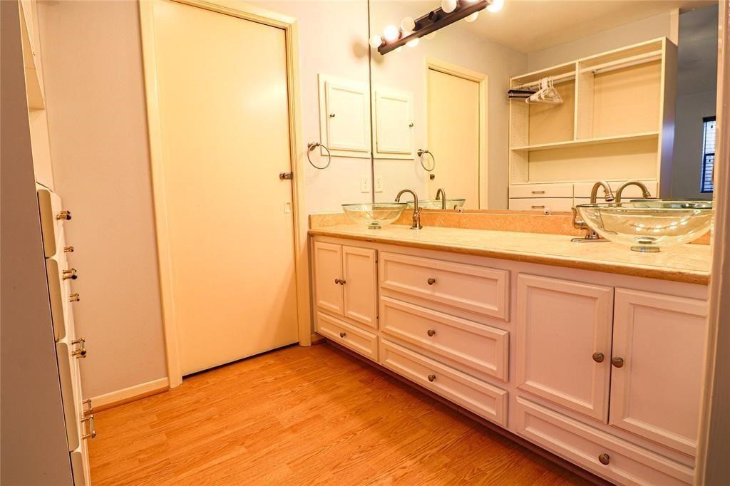 4724 Post Oak Timber Drive 8/65 Property Photo 17