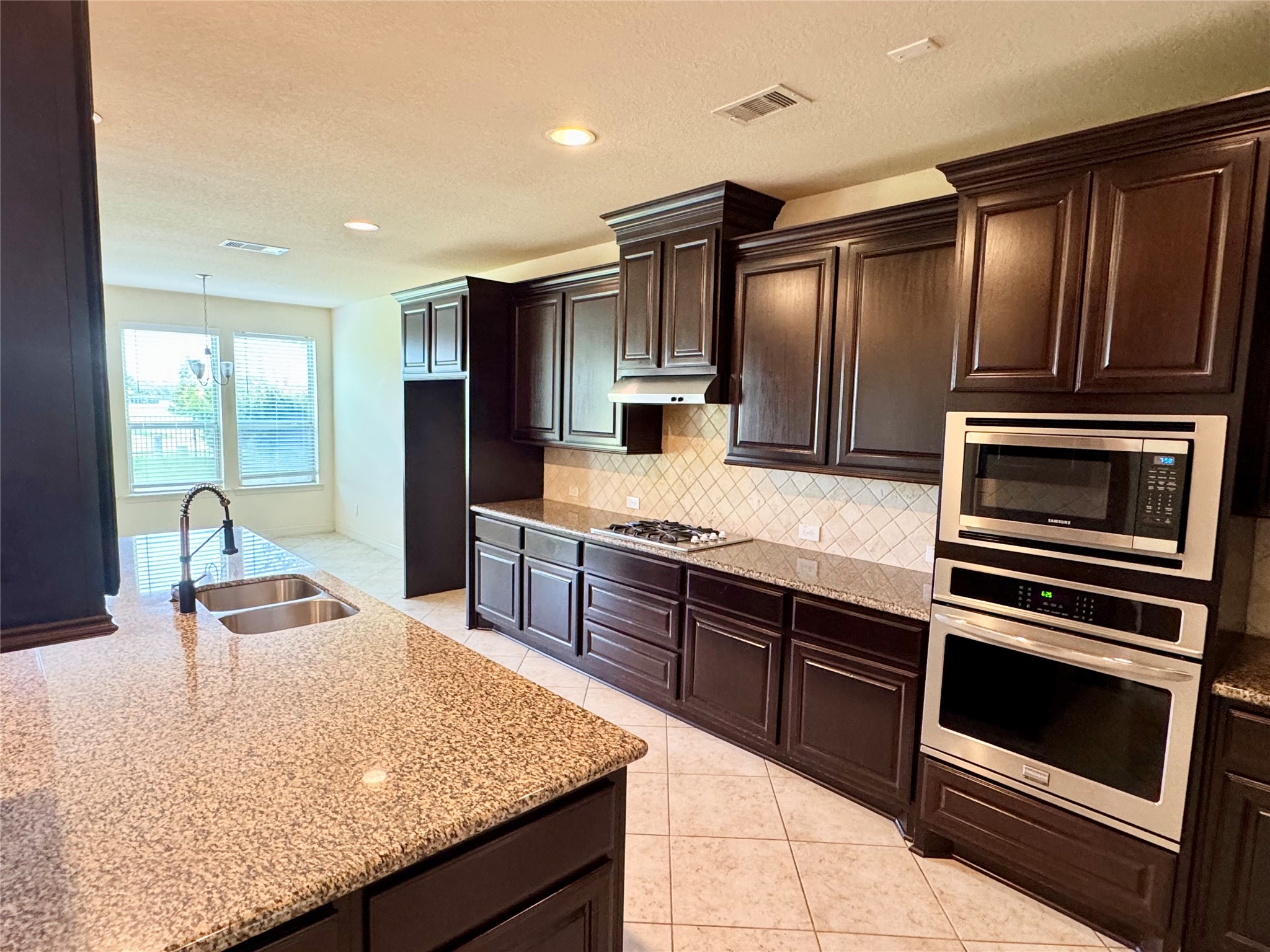 23610 Esperia Street Property Photo 7